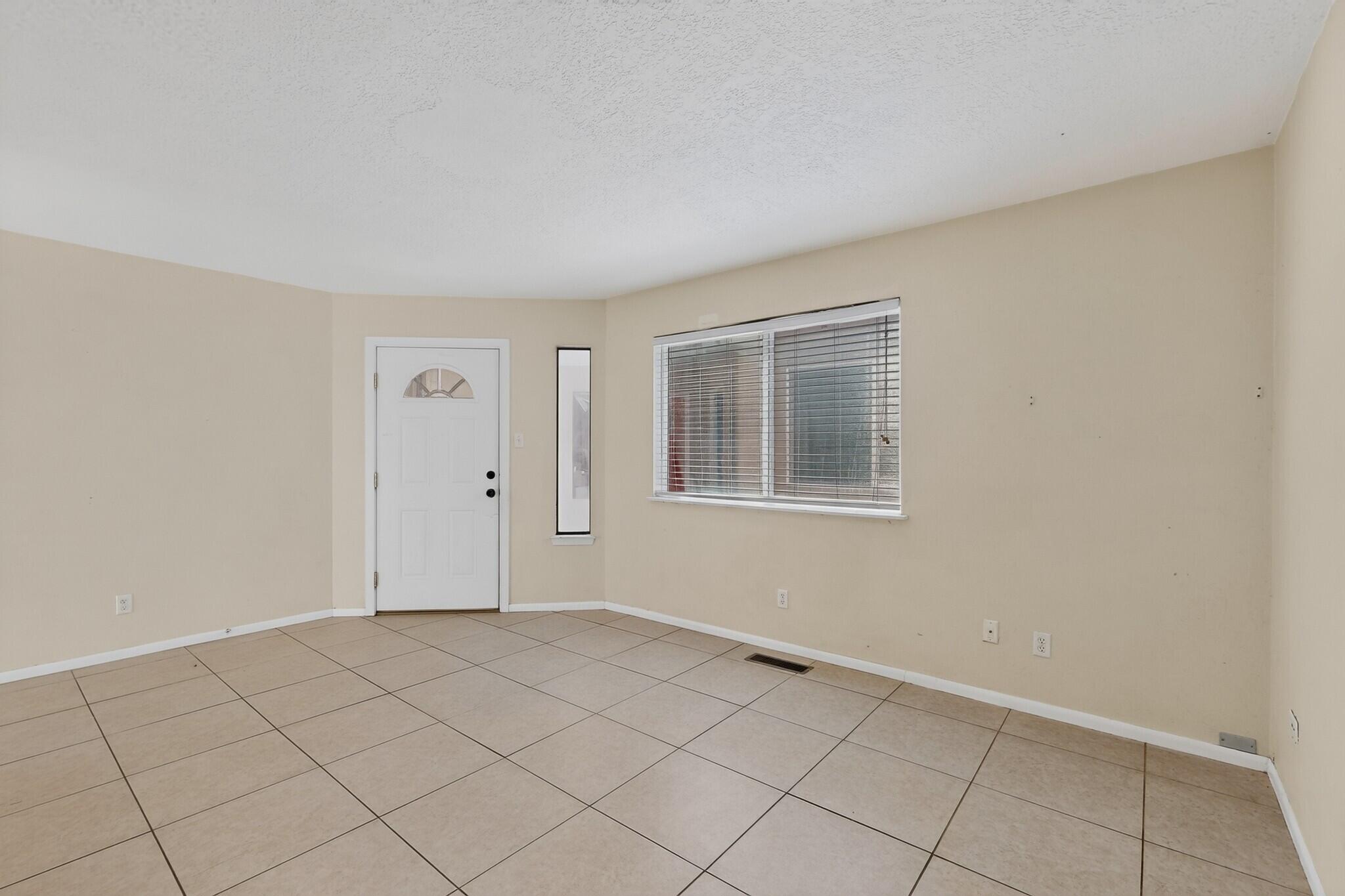 Photo 7 — 517 Madison Place SE