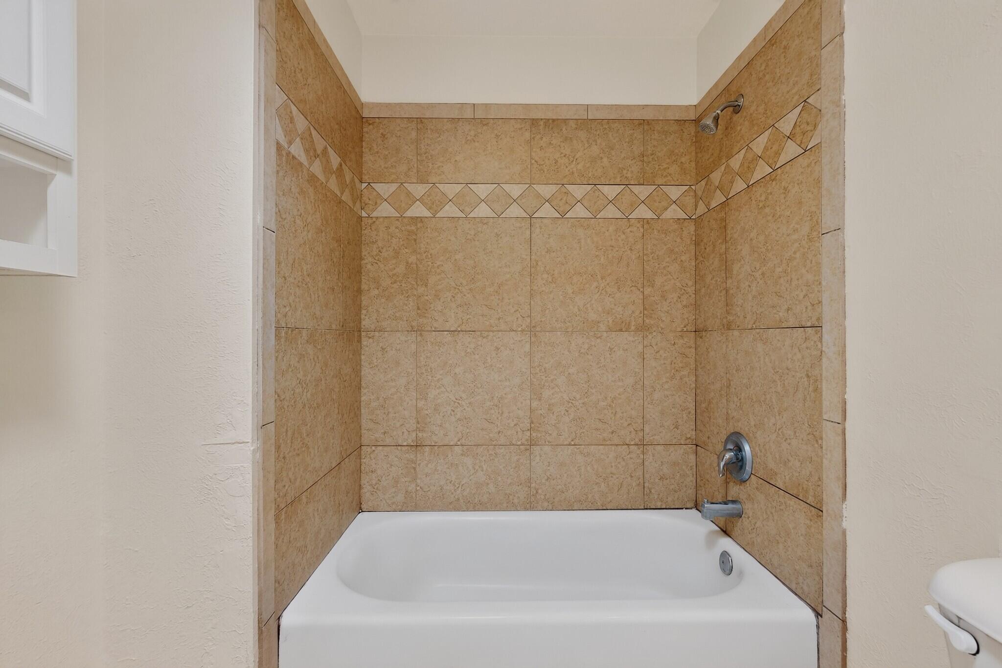 Photo 12 — 517 Madison Place SE