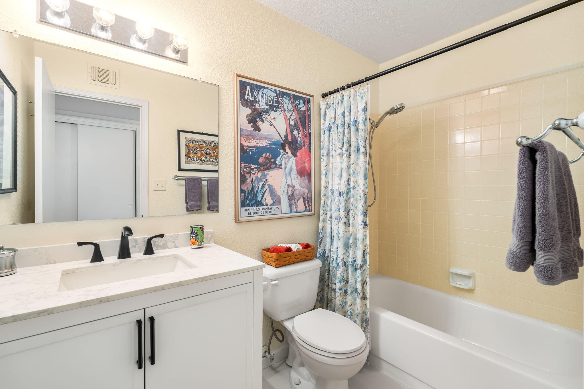 Photo 2 — 10316 Las Casitas Street NE