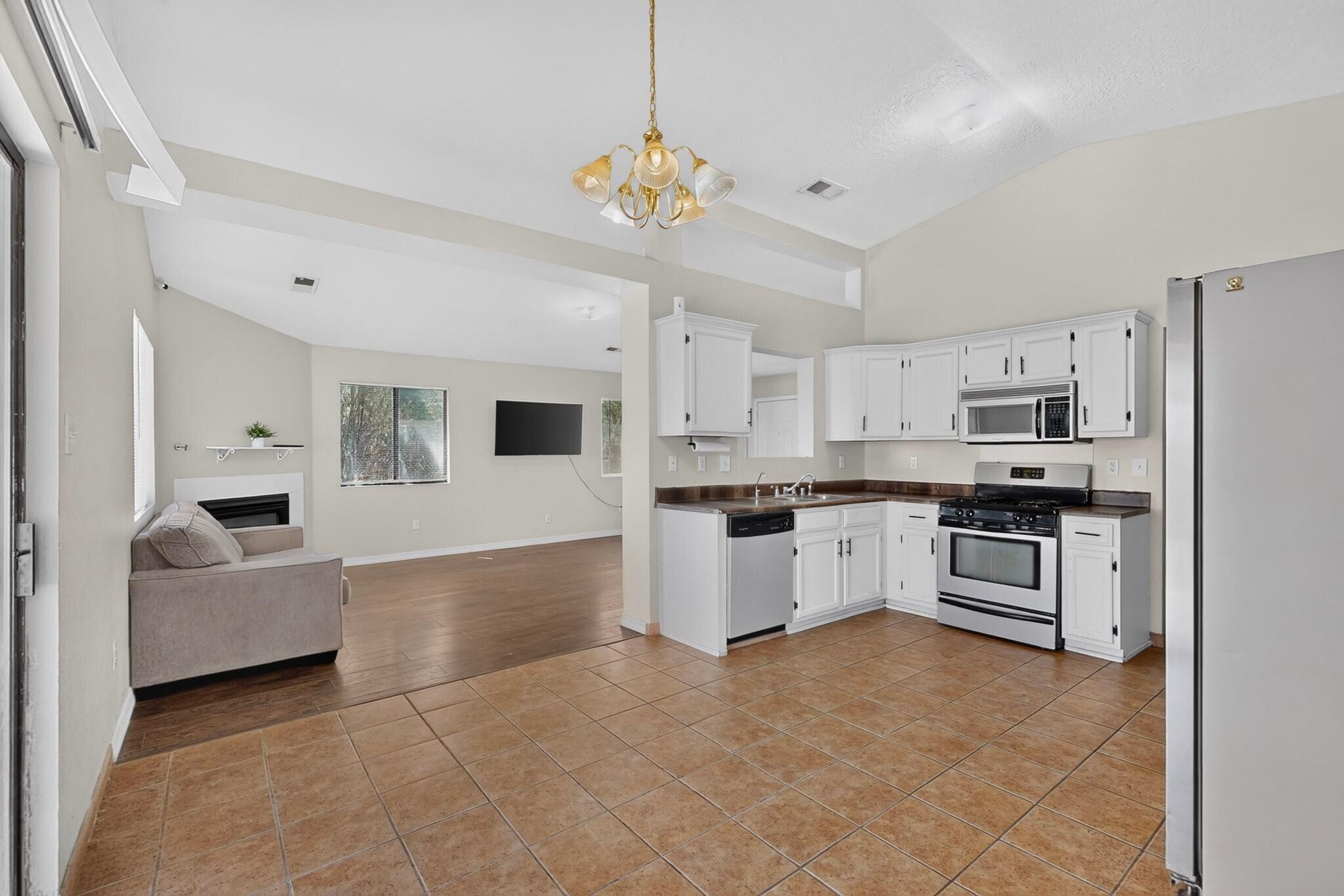 Photo 18 — 832 Shire Street SW