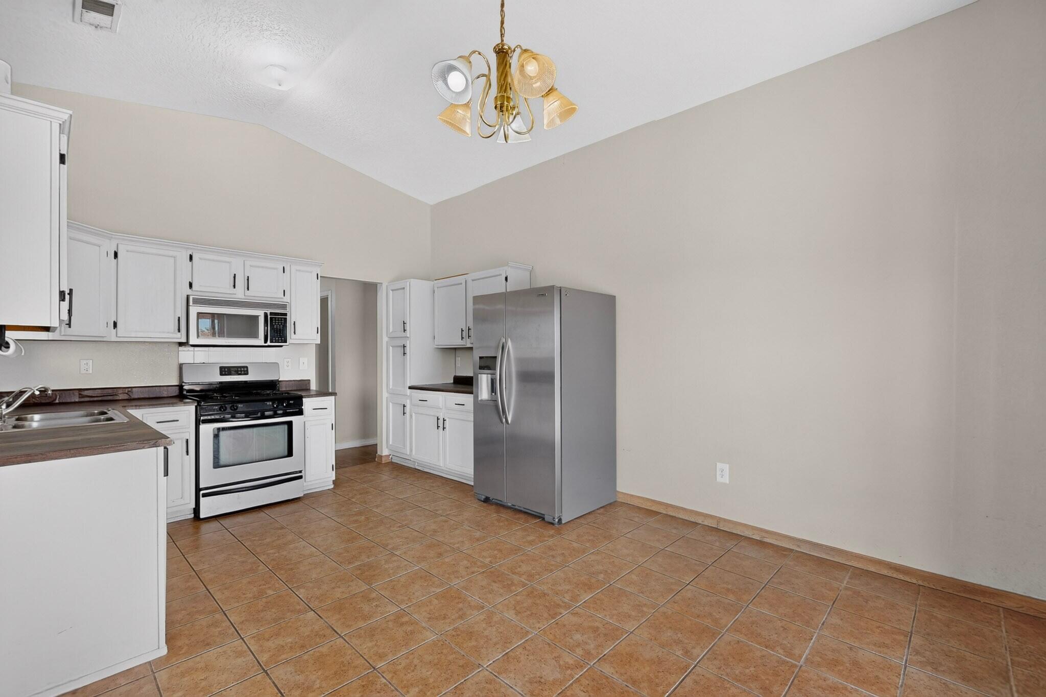 Photo 20 — 832 Shire Street SW