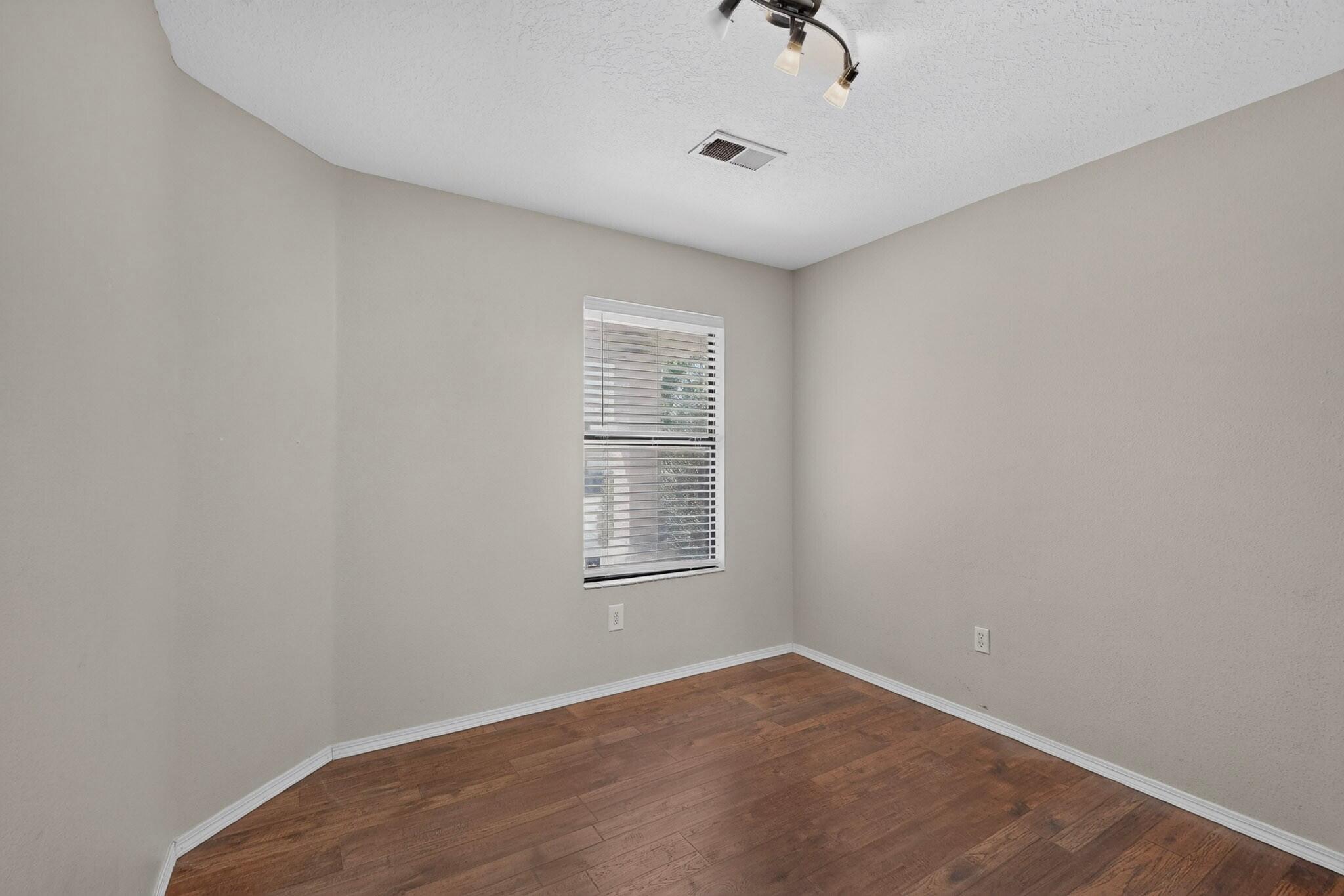 Photo 16 — 832 Shire Street SW