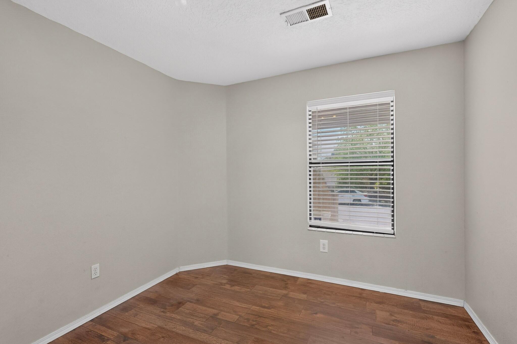 Photo 17 — 832 Shire Street SW