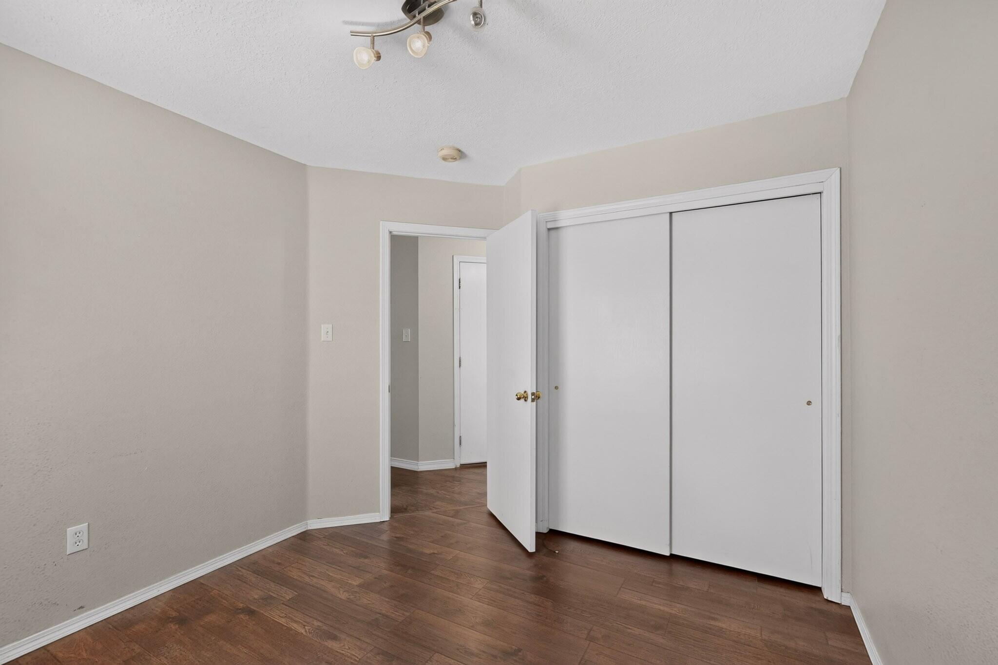 Photo 2 — 832 Shire Street SW
