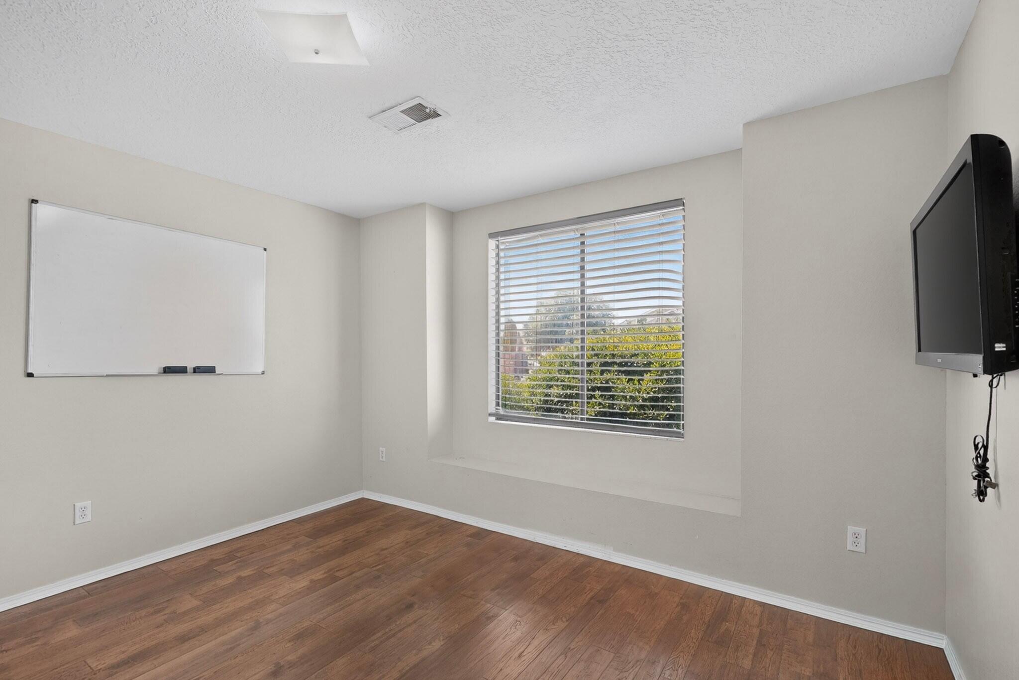 Photo 3 — 832 Shire Street SW