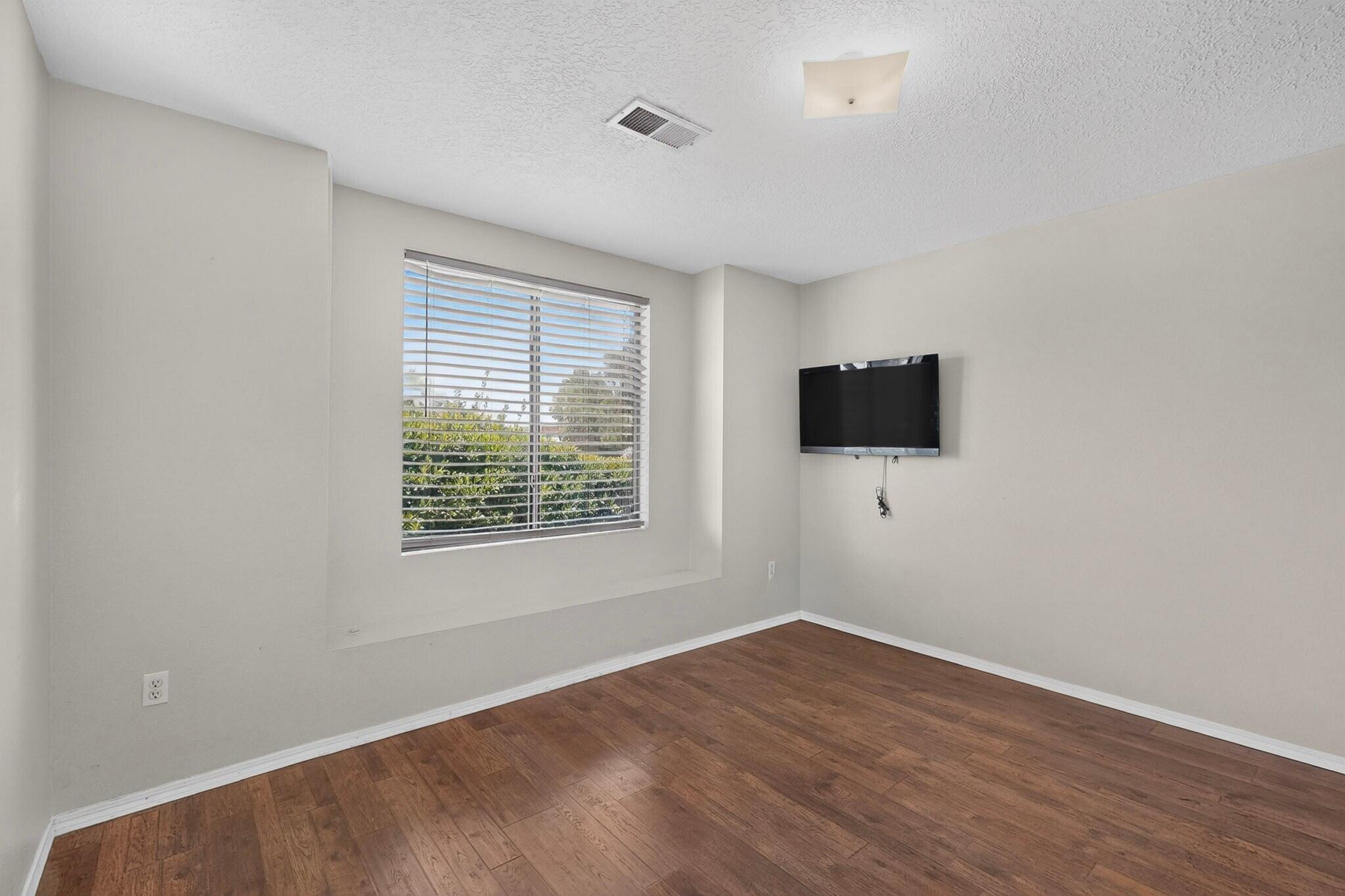 Photo 4 — 832 Shire Street SW