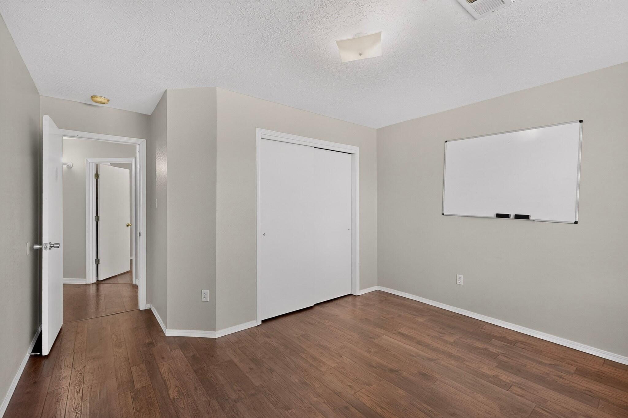 Photo 5 — 832 Shire Street SW