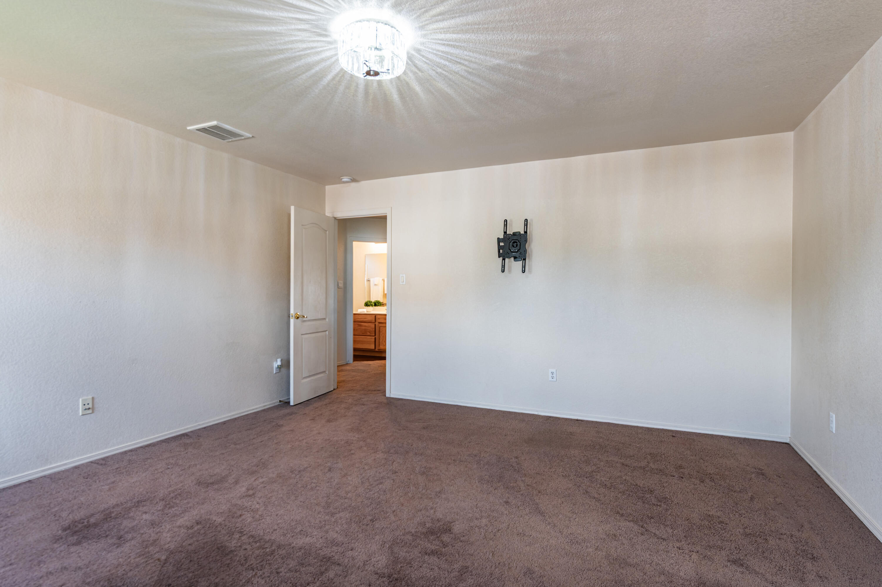 Photo 8 — 1021 Toscana Drive SE