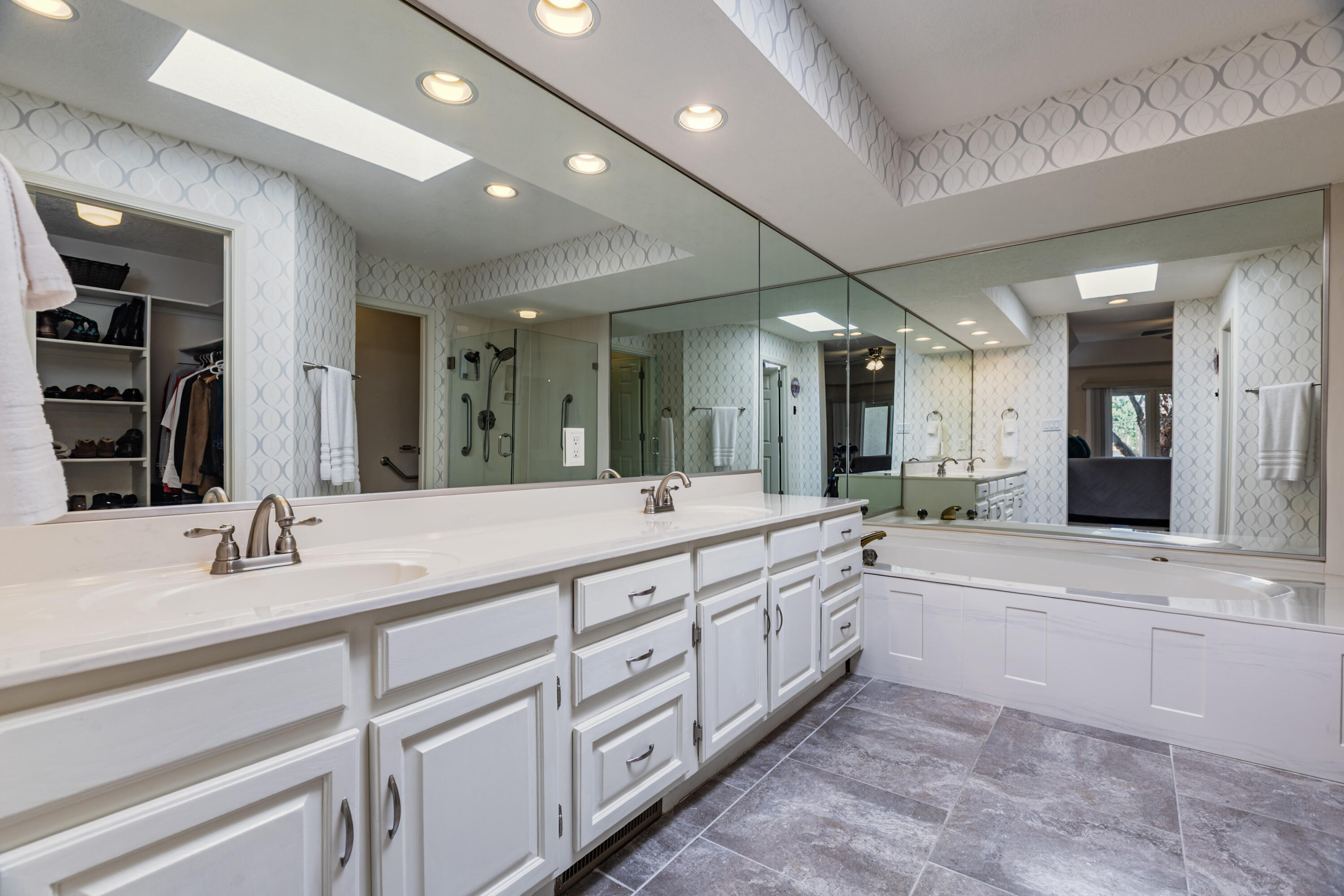 Photo 15 — 7928 Woodhaven Drive NE
