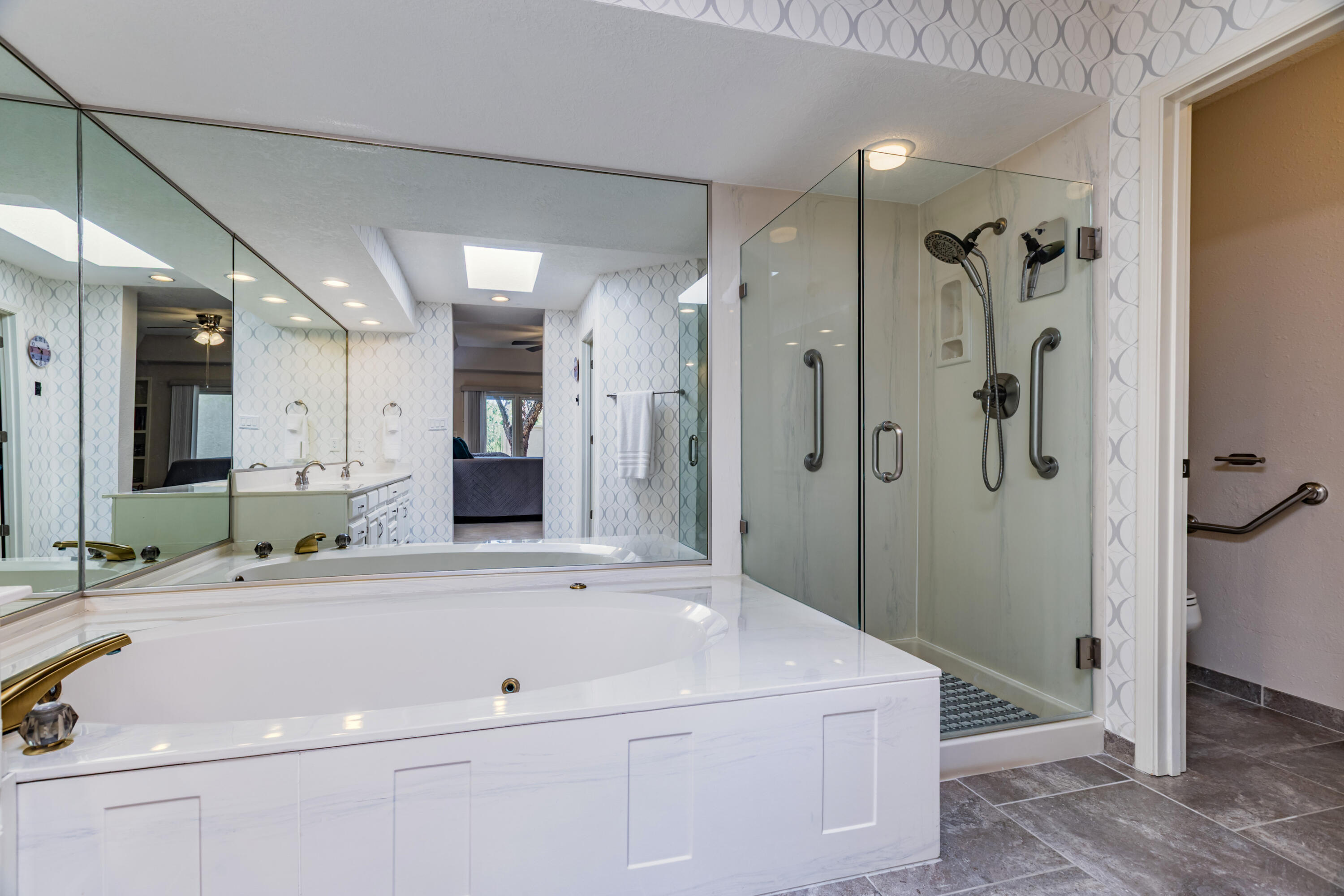 Photo 14 — 7928 Woodhaven Drive NE