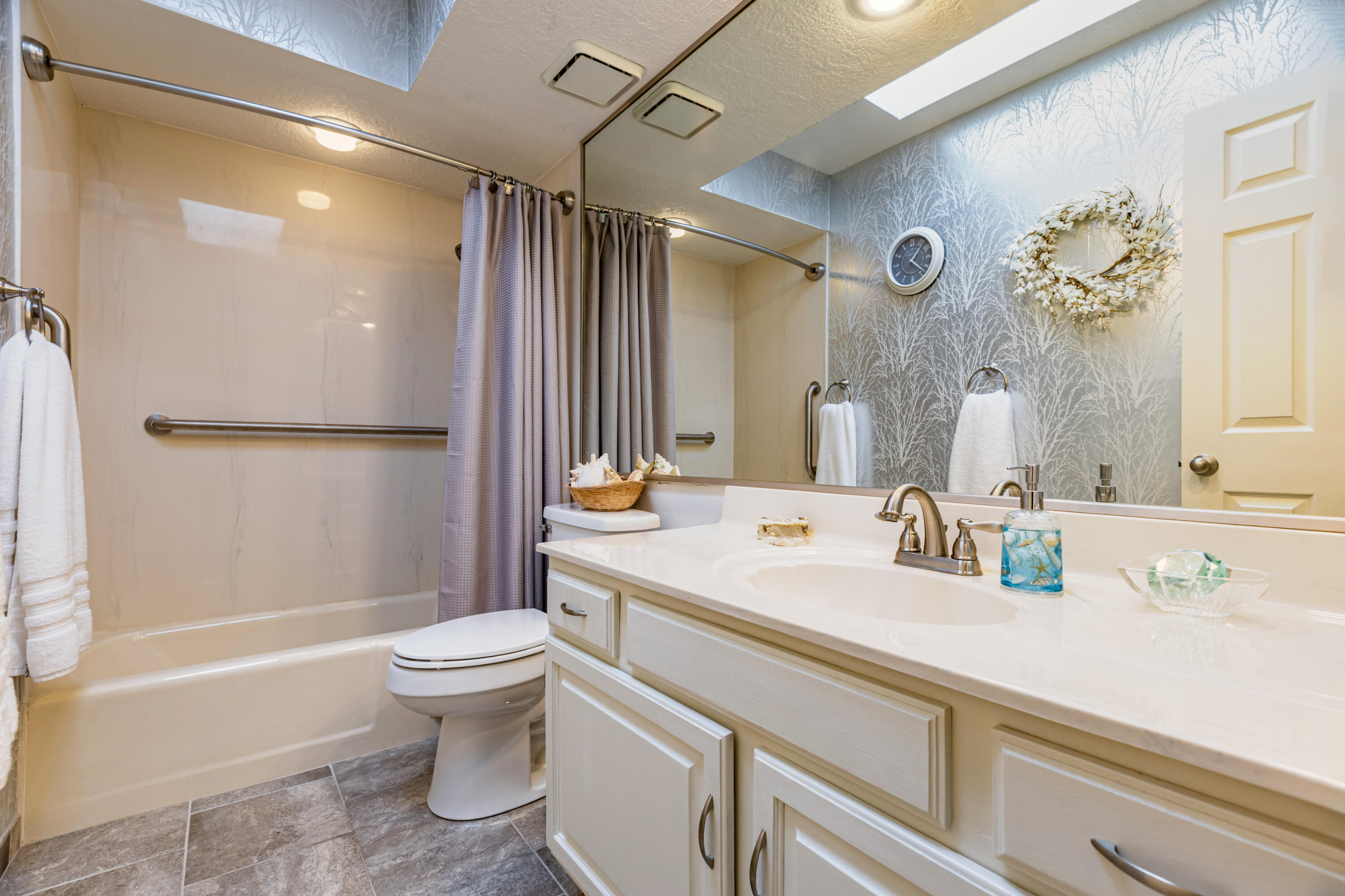 Photo 11 — 7928 Woodhaven Drive NE