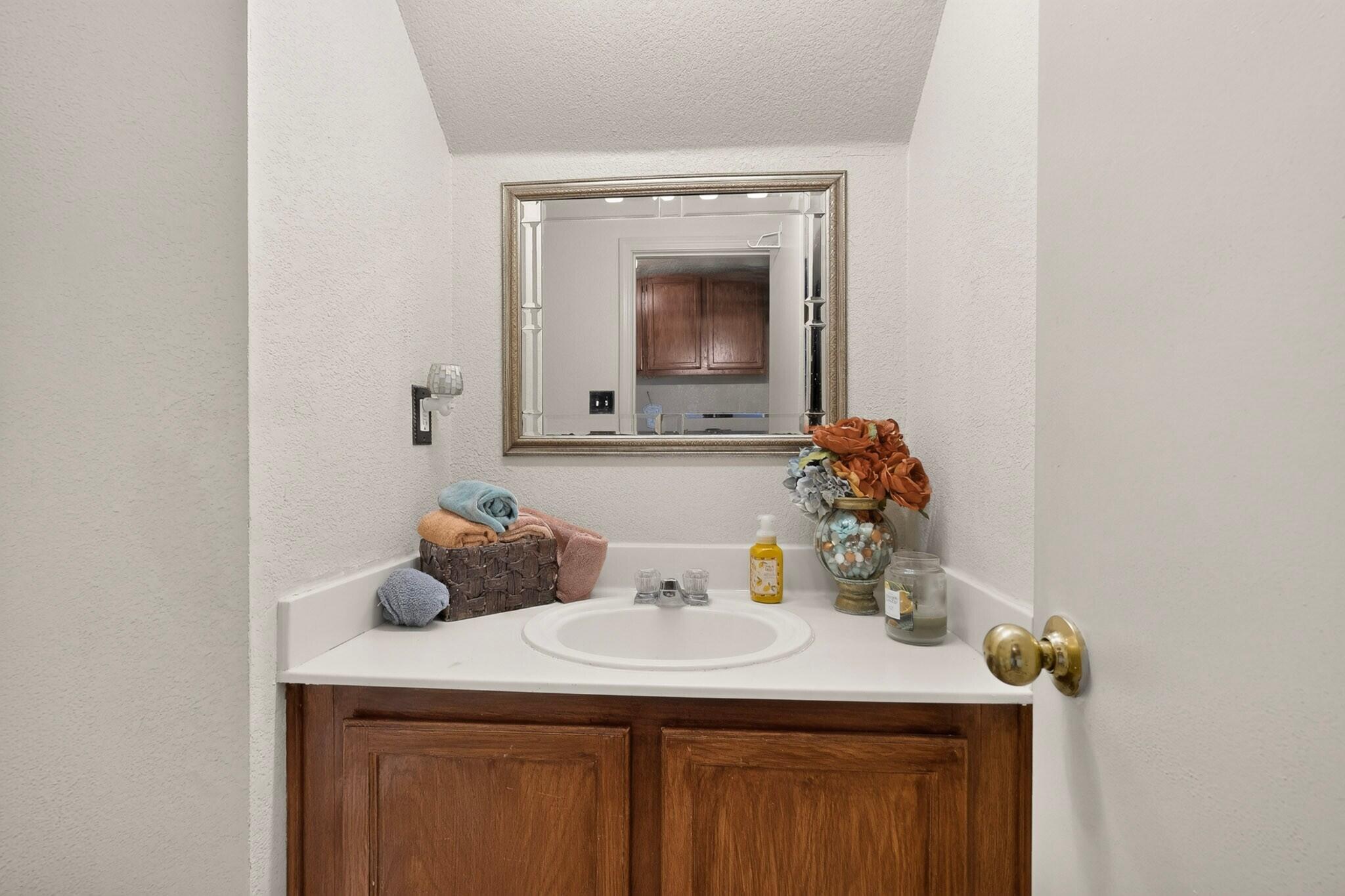 Photo 6 — 119 Colinas Avenue NE
