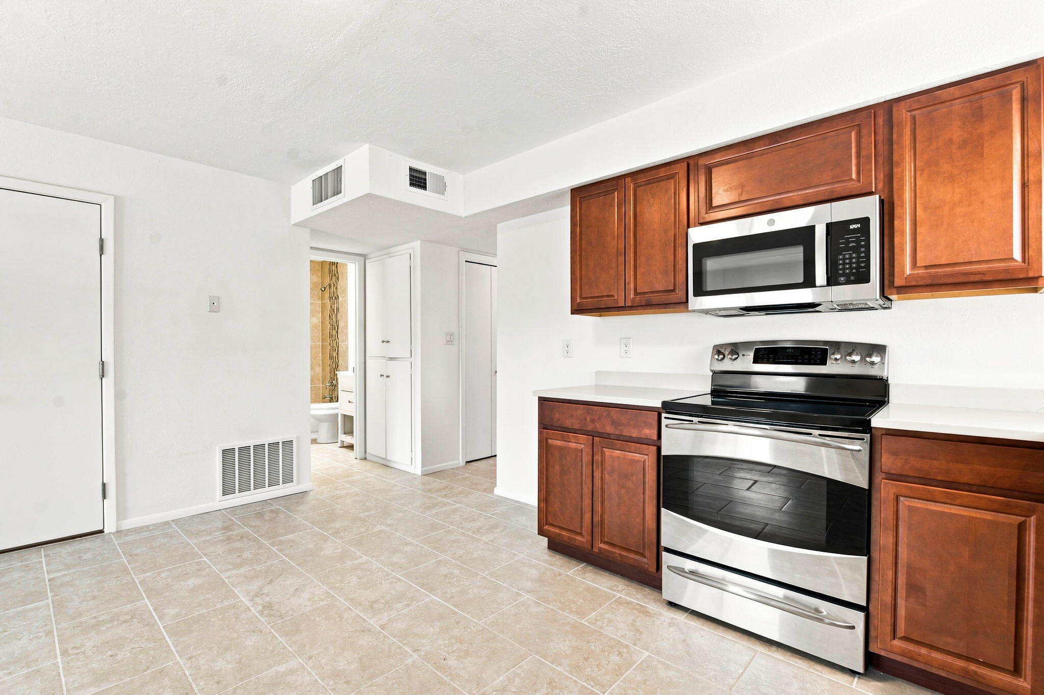 Photo 10 — 3323 Grogan Street NW
