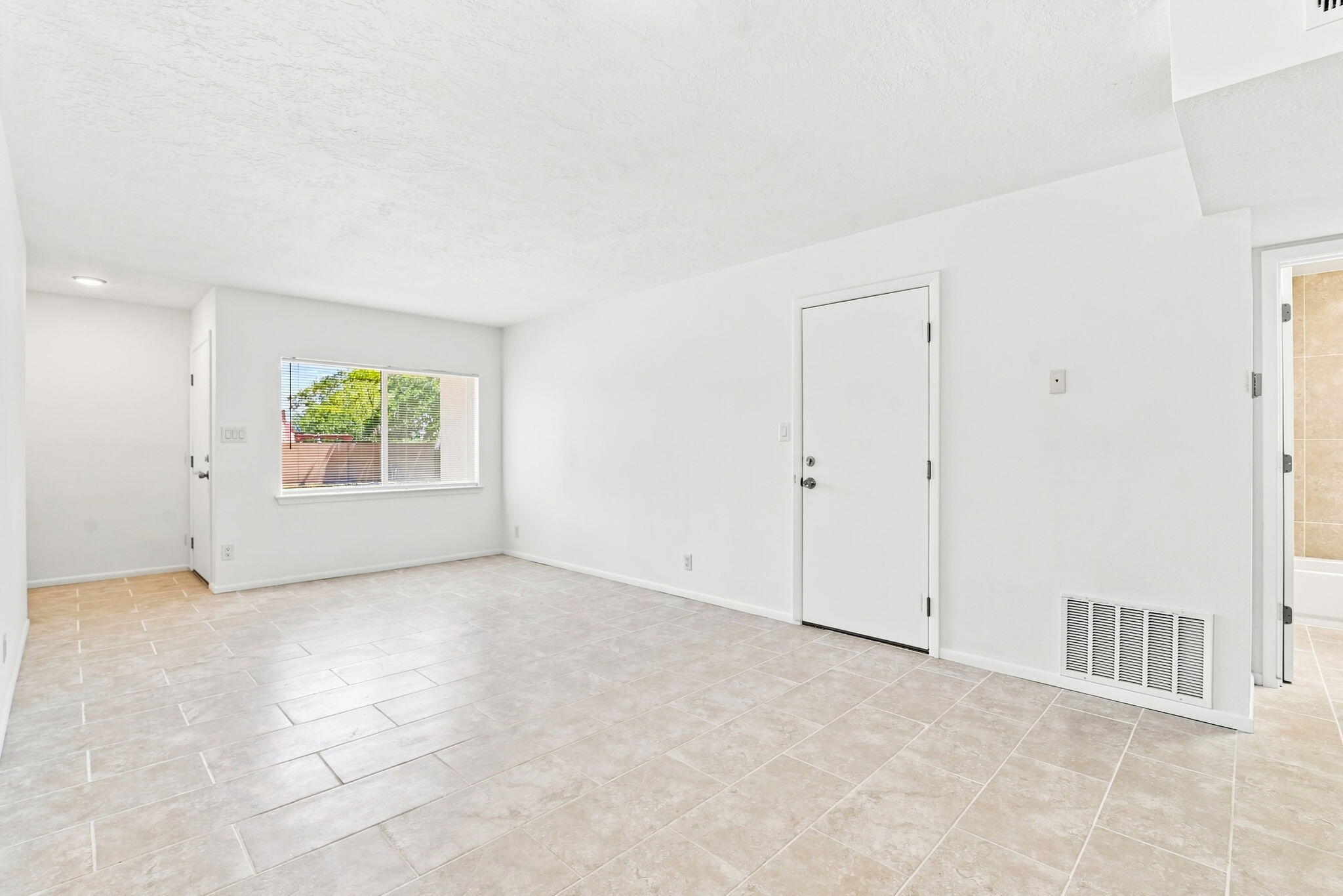 Photo 5 — 3323 Grogan Street NW
