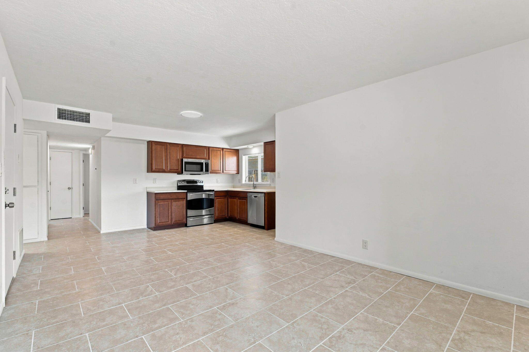 Photo 6 — 3323 Grogan Street NW