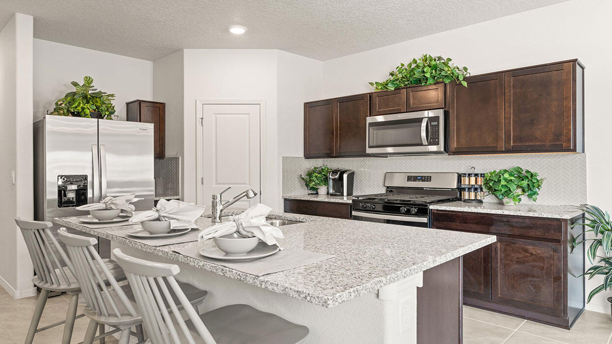 Photo 2 — 5511 Sagan Loop SE