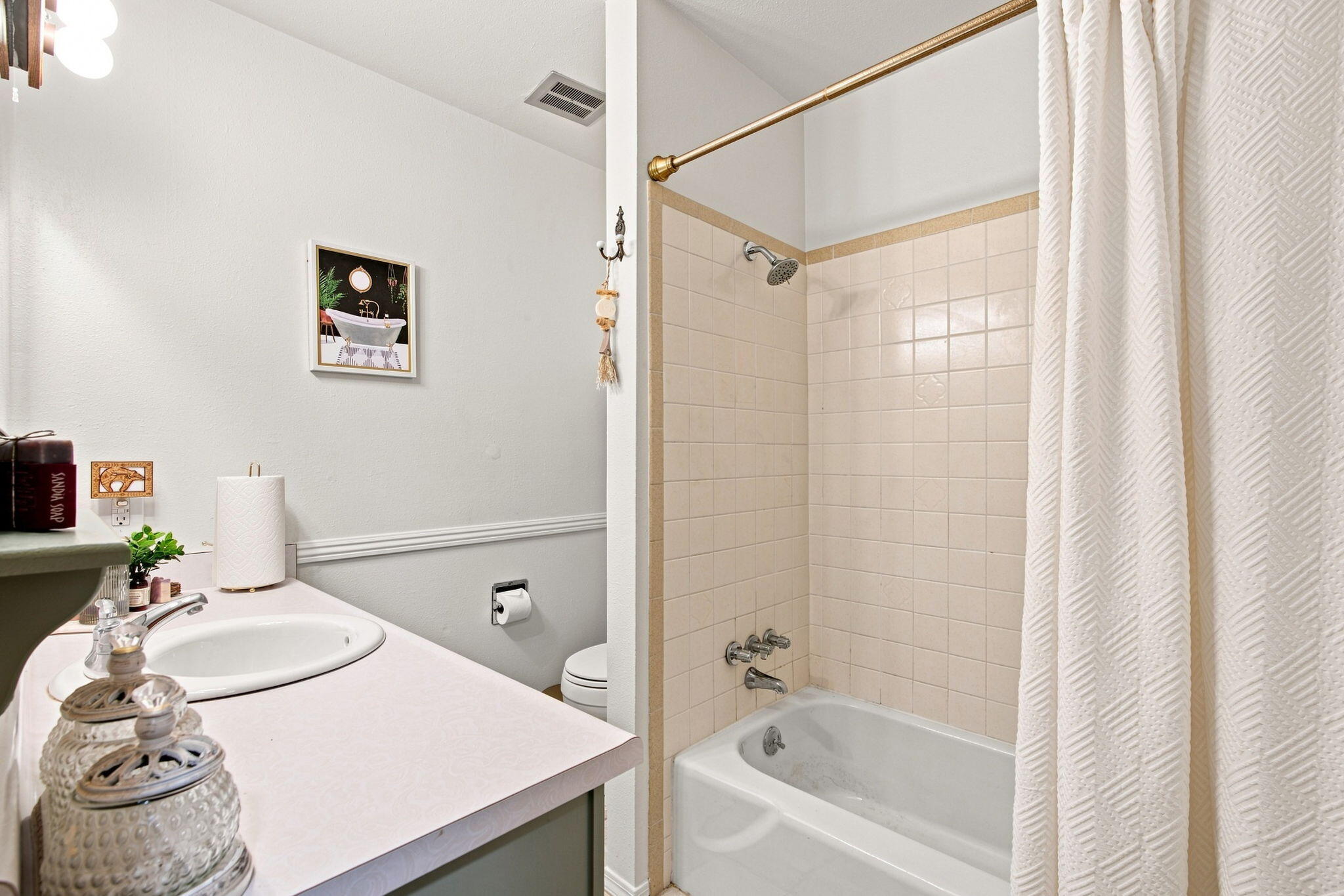 Photo 11 — 12312 Woodland Avenue NE
