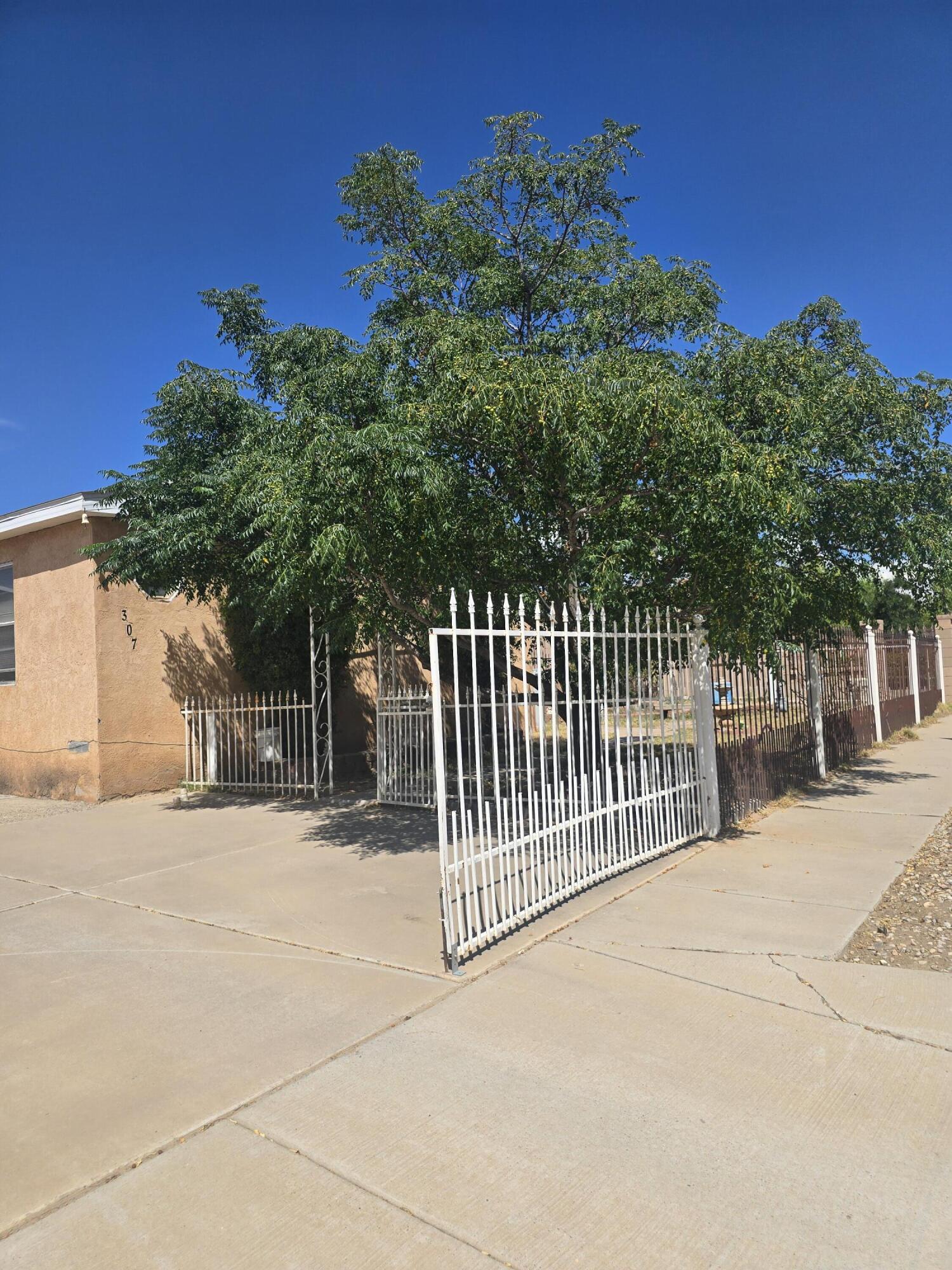 Photo 12 — 307 Gore Avenue SE