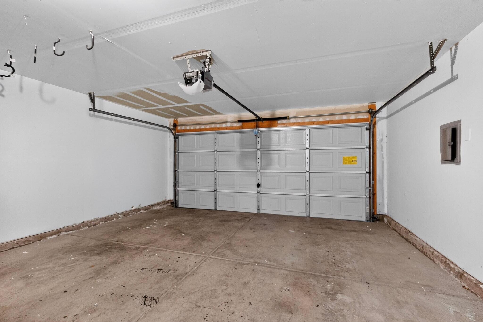 Photo 9 — 7112 Red Hawk Road NE