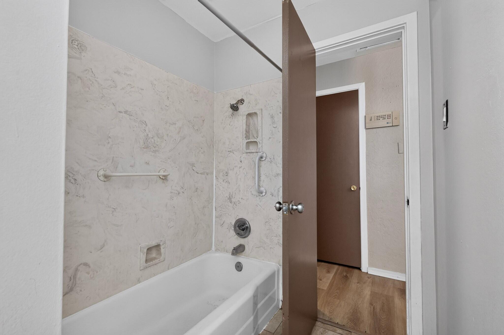Photo 5 — 9519 MORROW Avenue NE