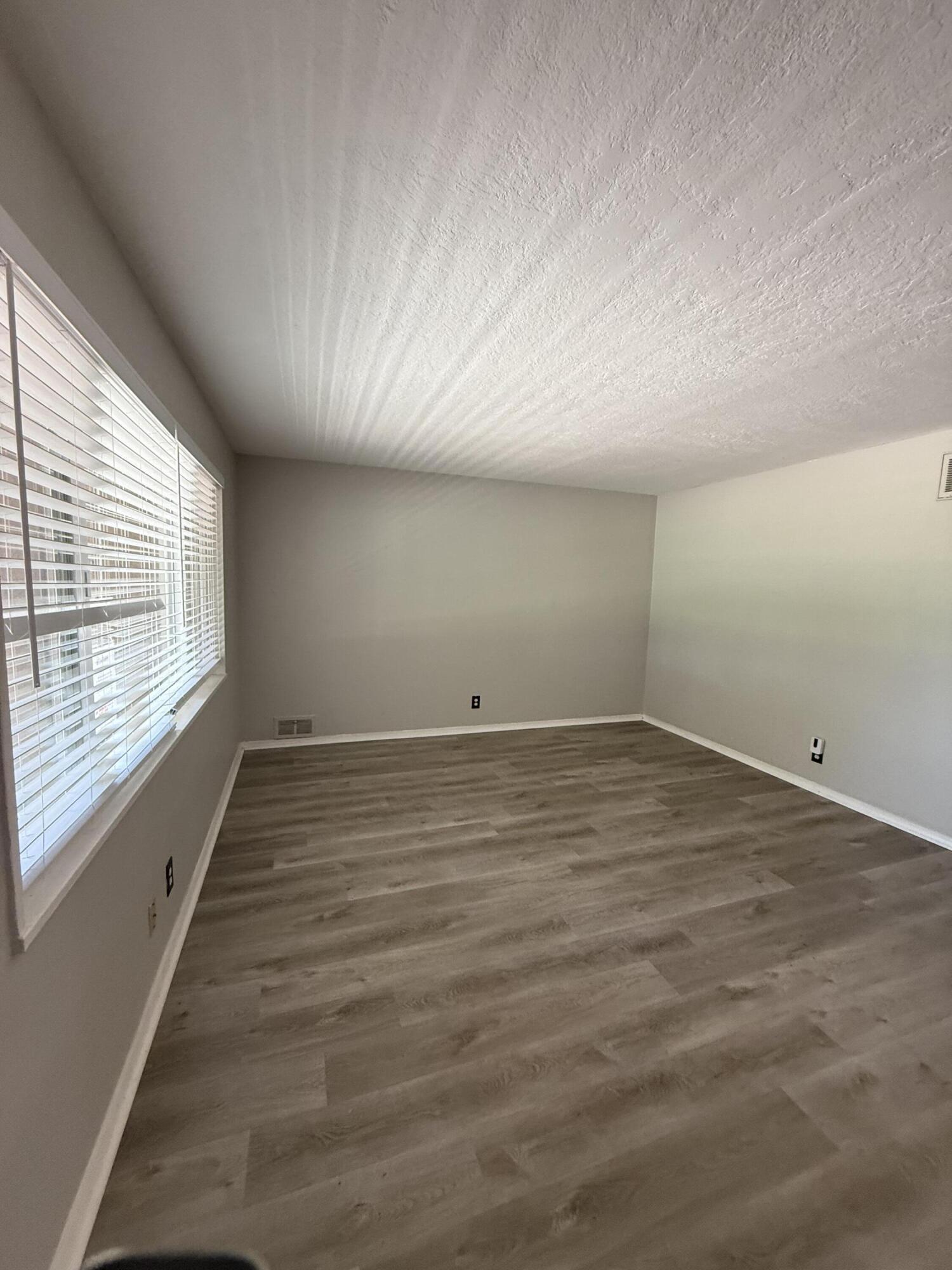 Photo 2 — 9519 MORROW Avenue NE
