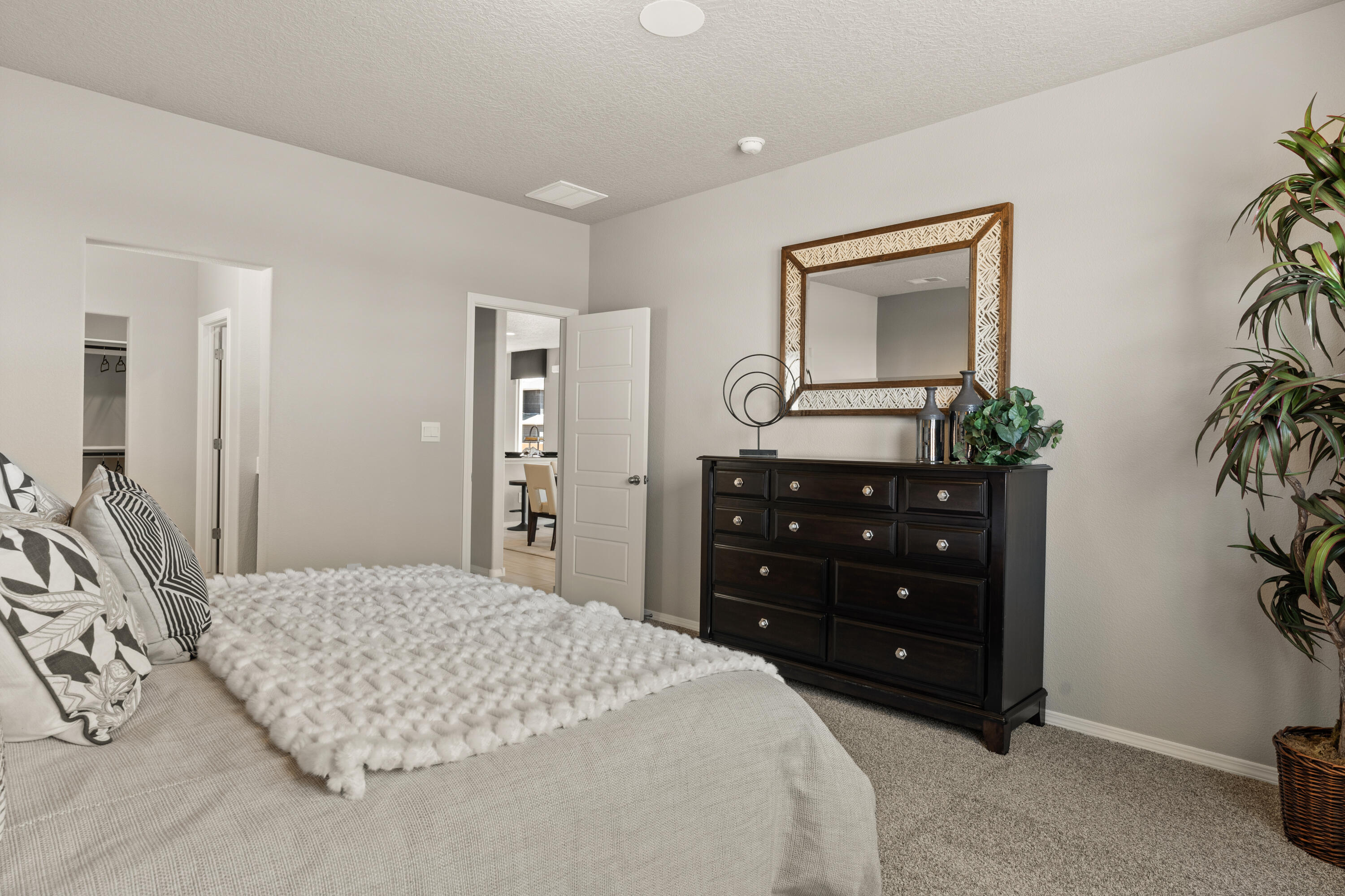 Photo 9 — 1501 Gleneagles Street NE