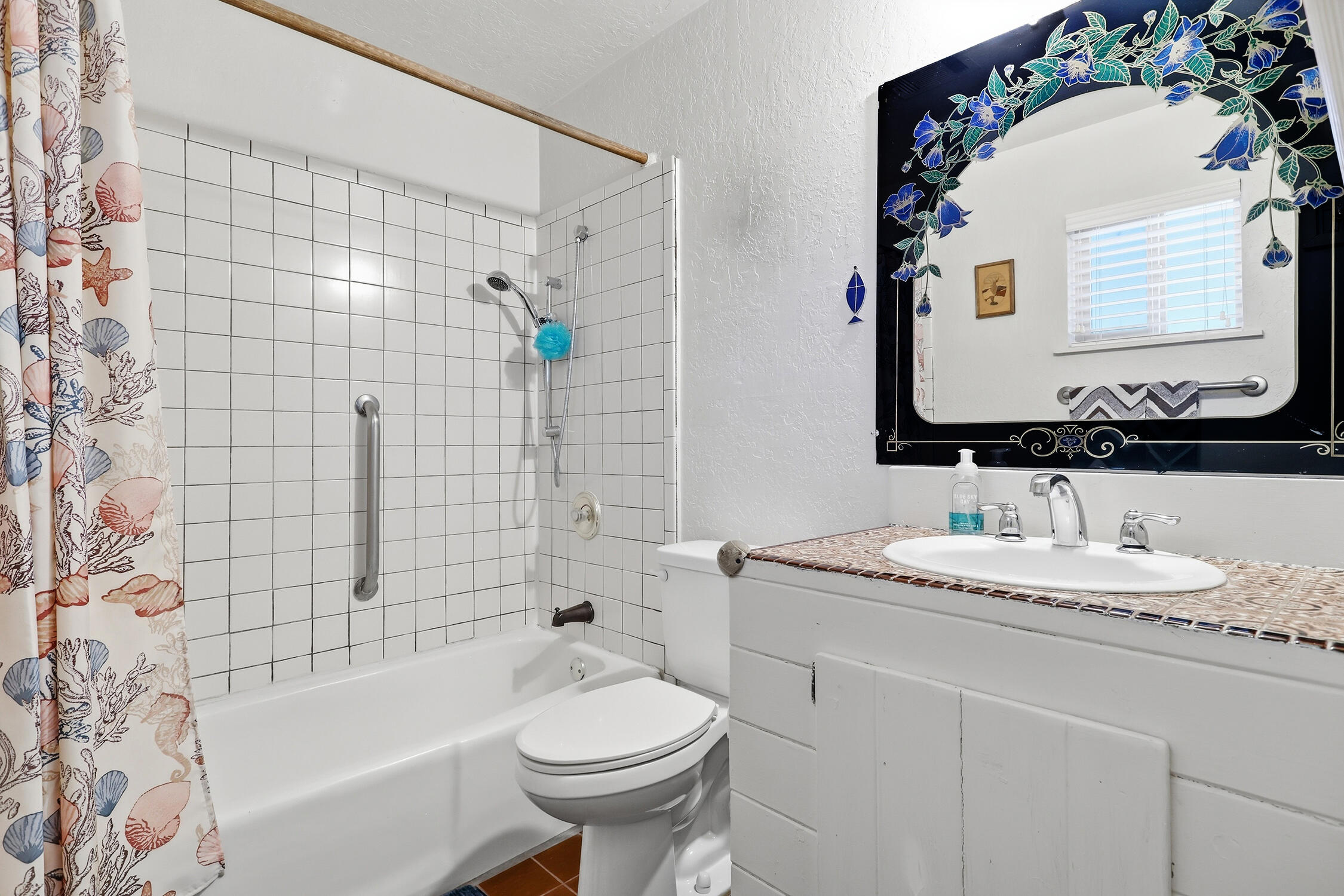 Photo 4 — 2332 Sunshine Road SW
