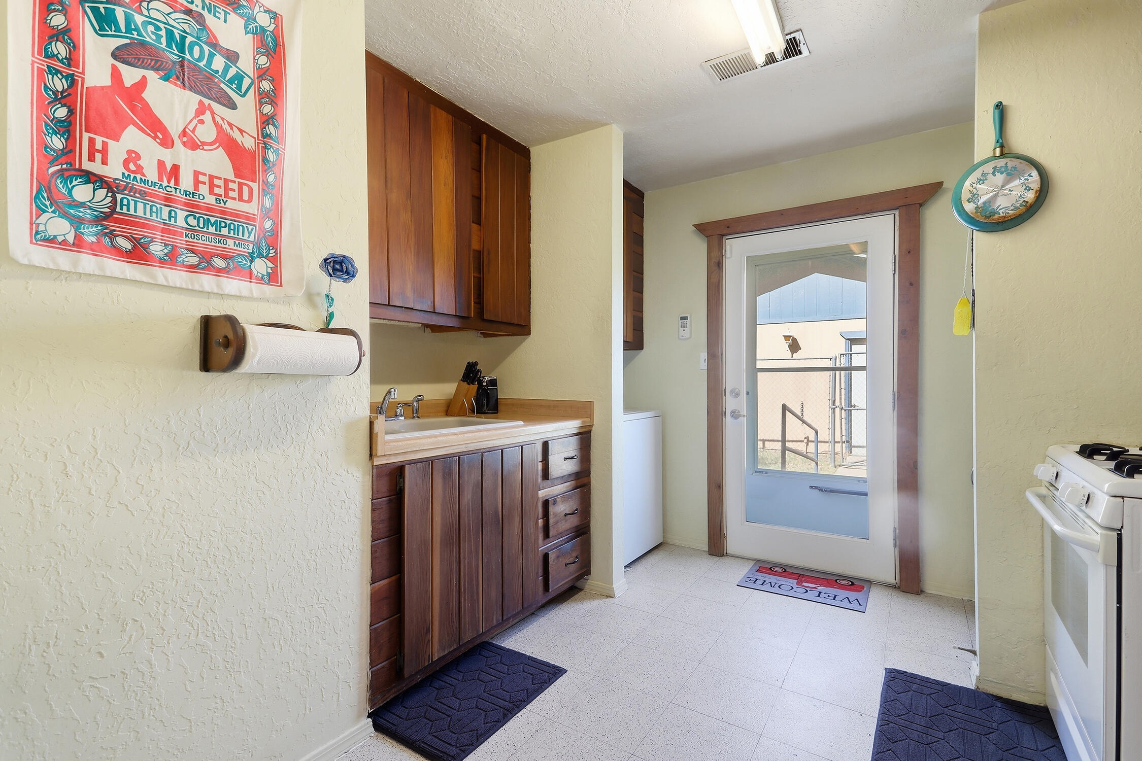 Photo 5 — 2332 Sunshine Road SW