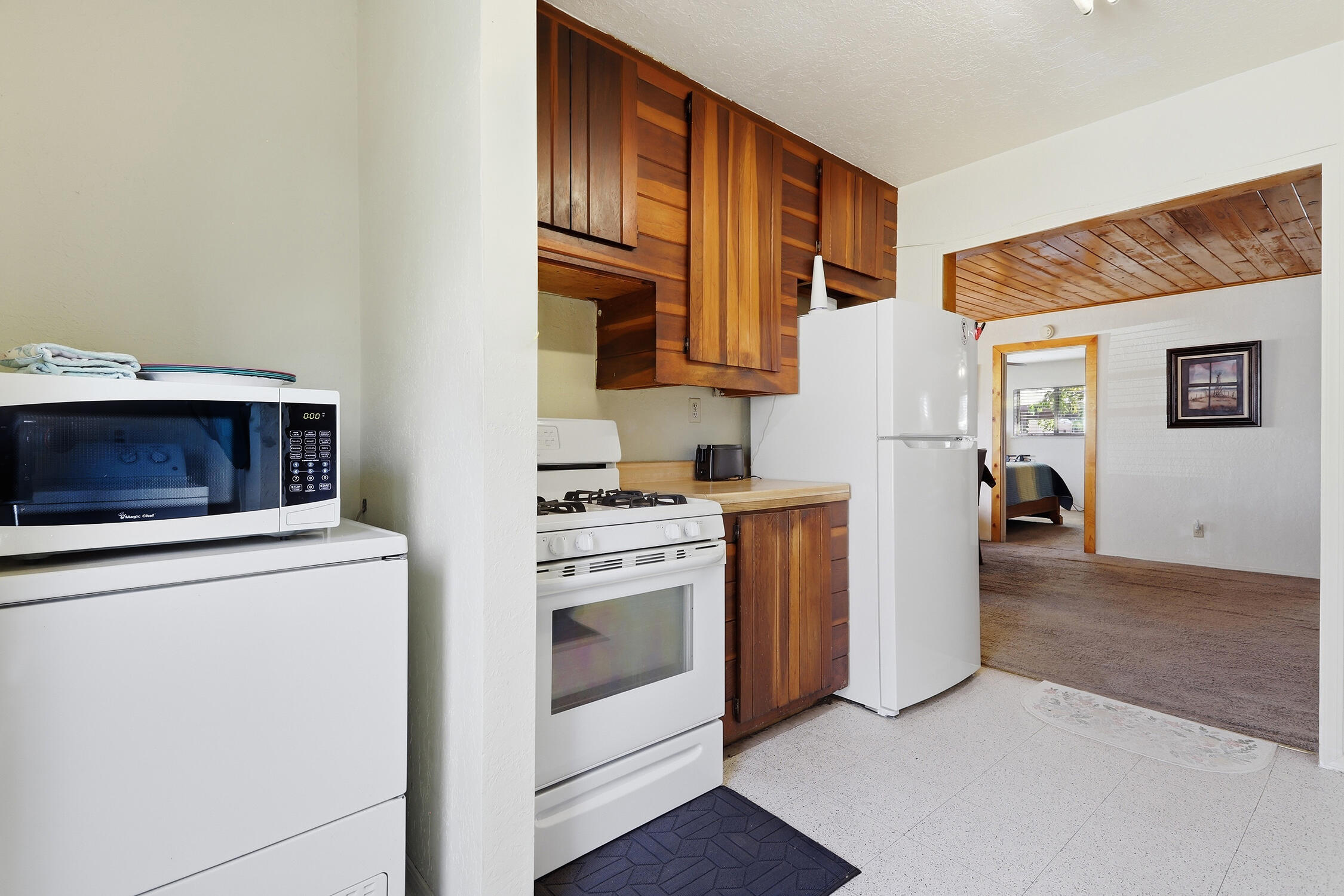 Photo 6 — 2332 Sunshine Road SW