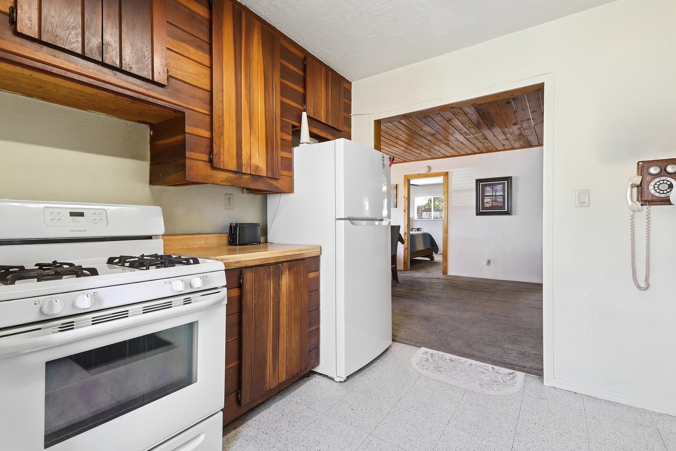 Photo 7 — 2332 Sunshine Road SW