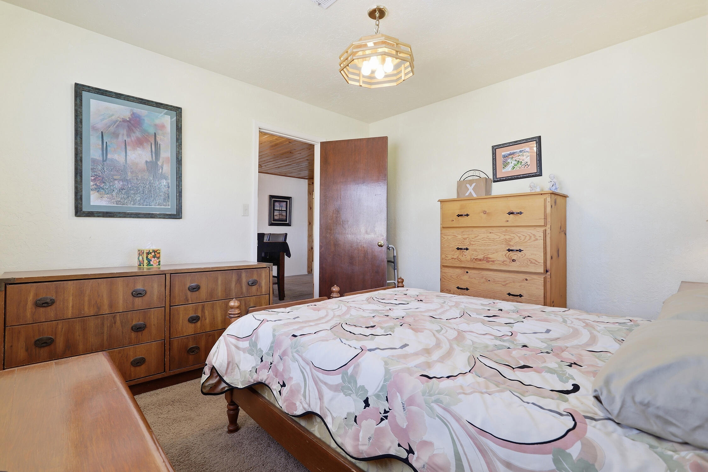 Photo 11 — 2332 Sunshine Road SW
