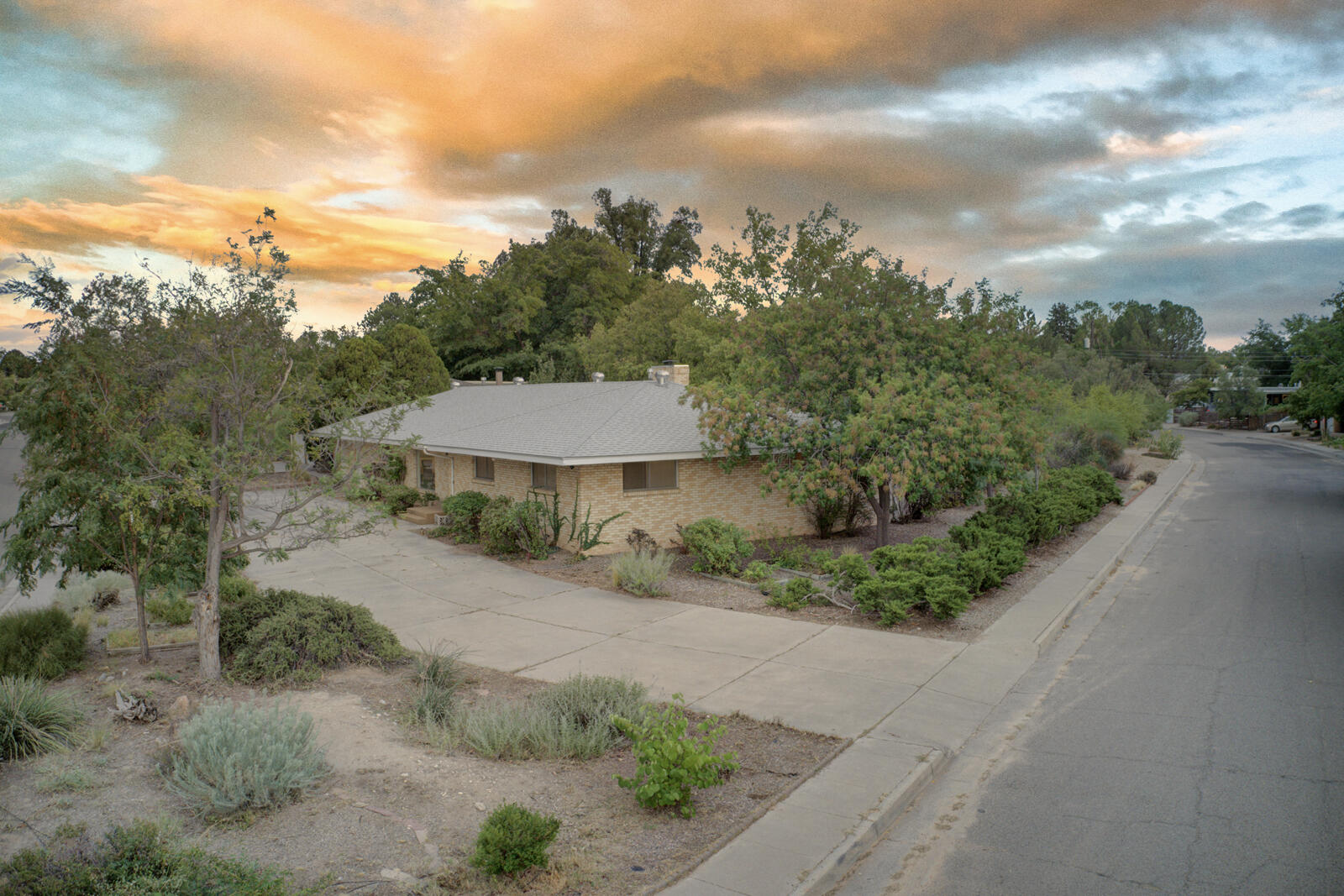 3804 La Hacienda Drive NE