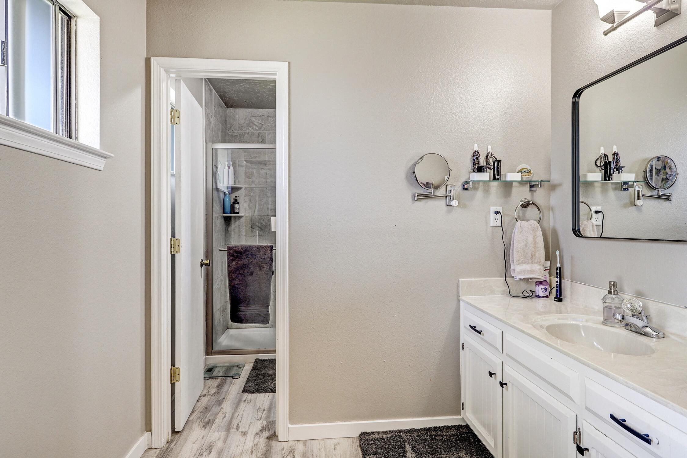 Photo 11 — 7353 Yorktown Avenue NE