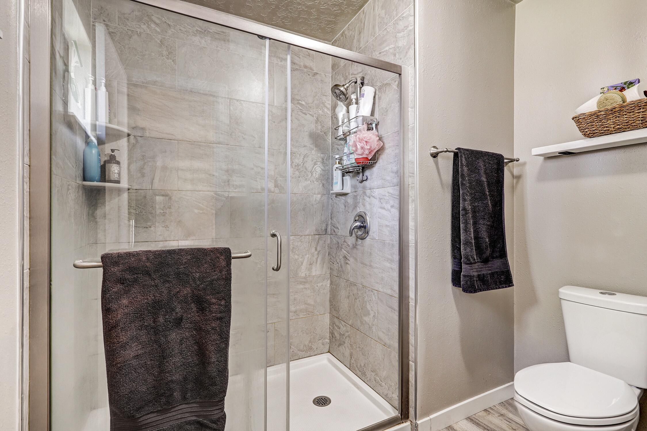 Photo 12 — 7353 Yorktown Avenue NE
