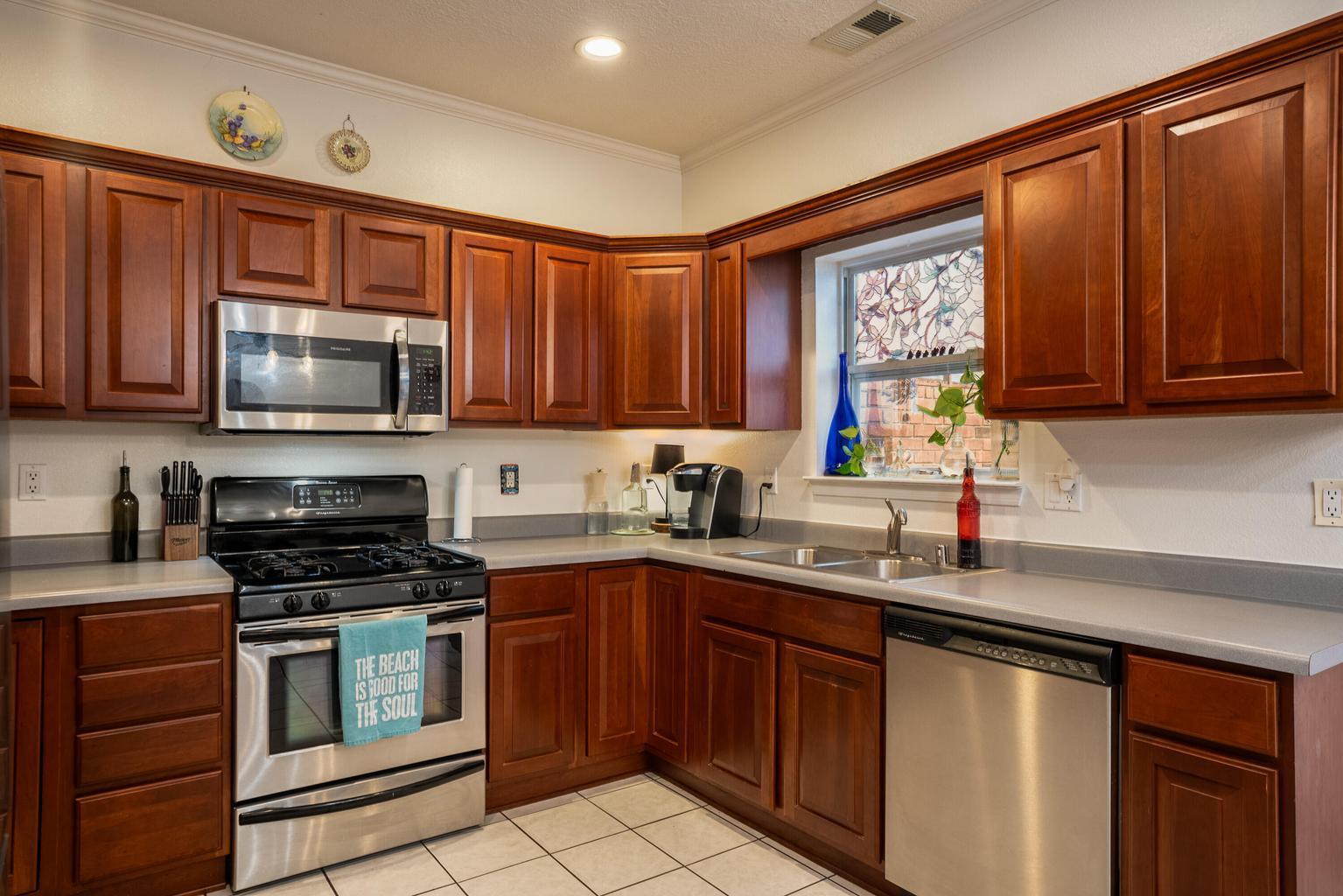 Photo 2 — 618 Coal Avenue SW UNIT B