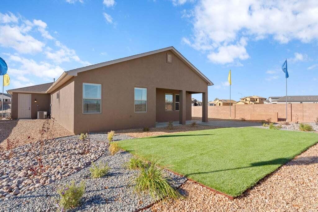 Photo 2 — 3560 Santa Fe Trail SW