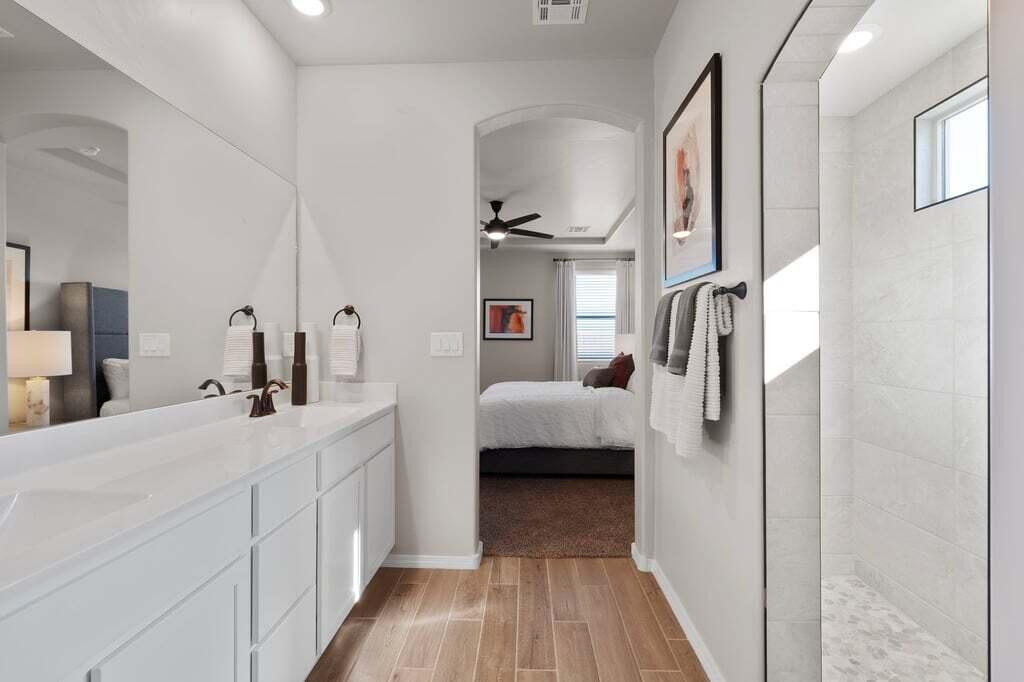 Photo 10 — 3560 Santa Fe Trail SW
