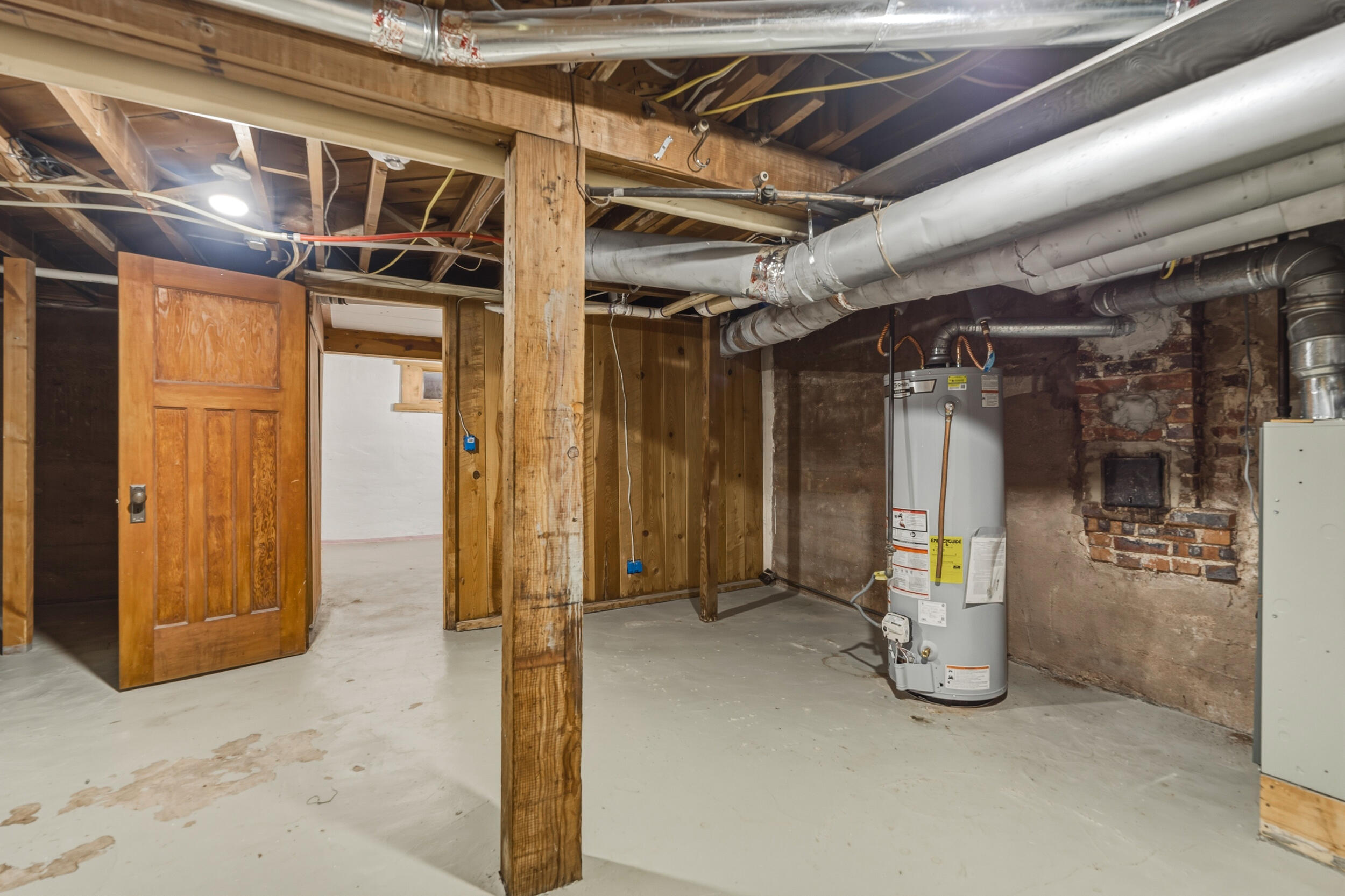 Photo 8 — 815 Allendale Street