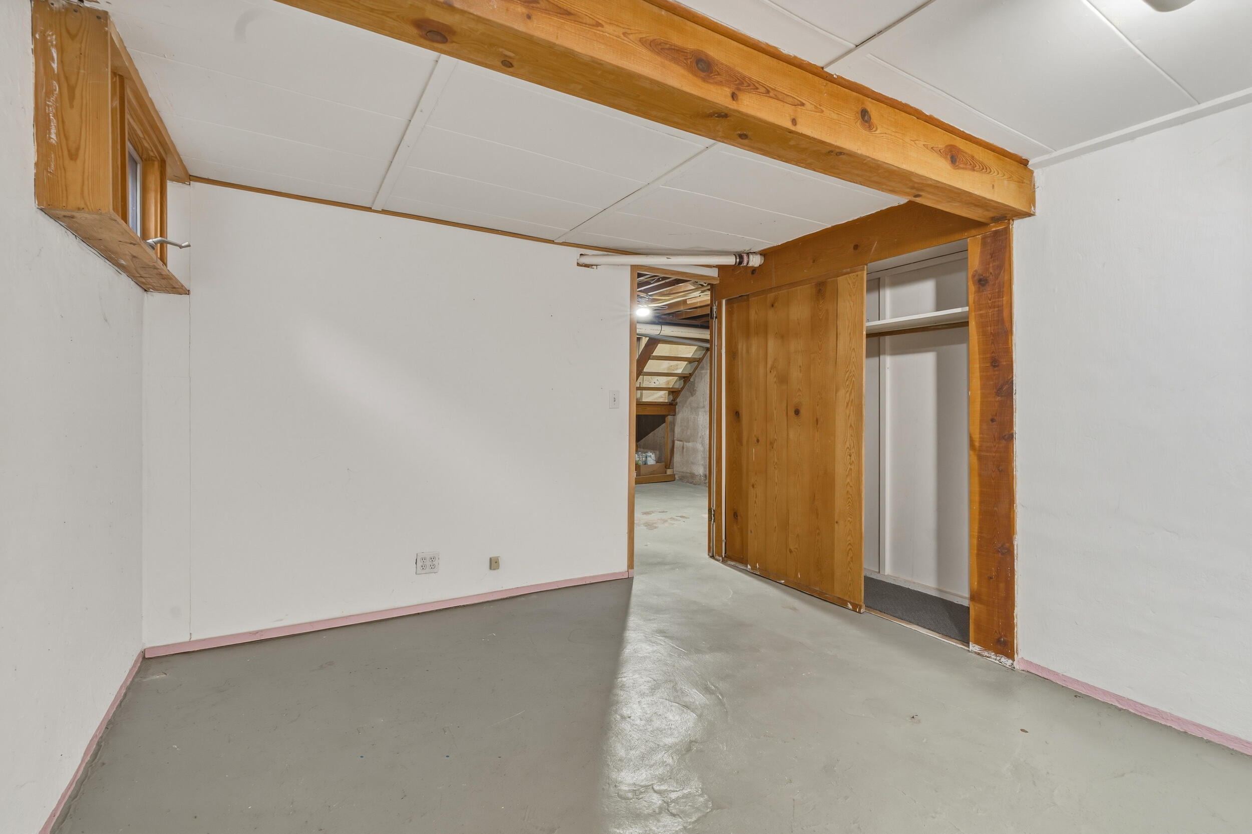 Photo 6 — 815 Allendale Street