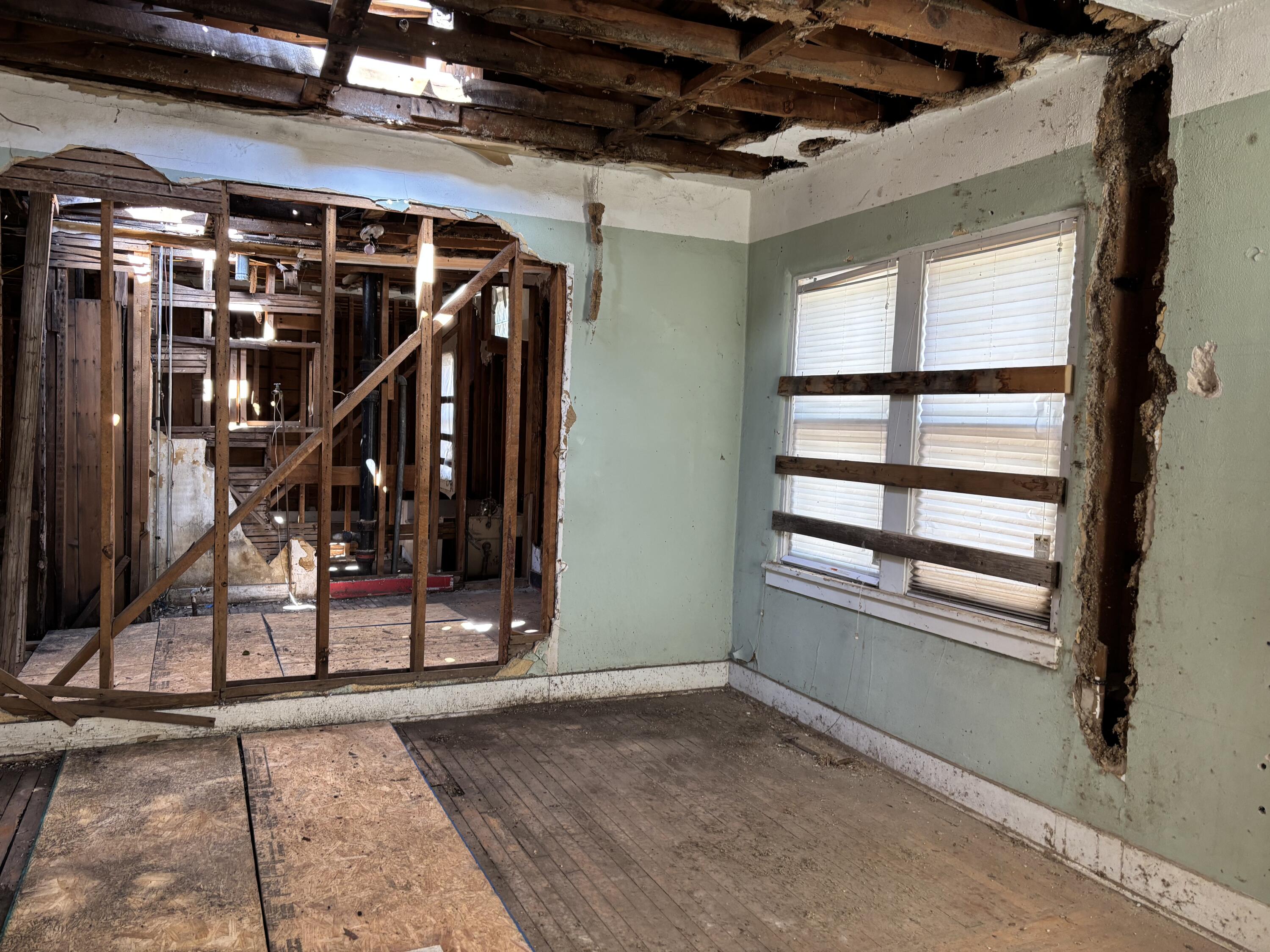 Photo 10 — 440 Amherst Drive NE