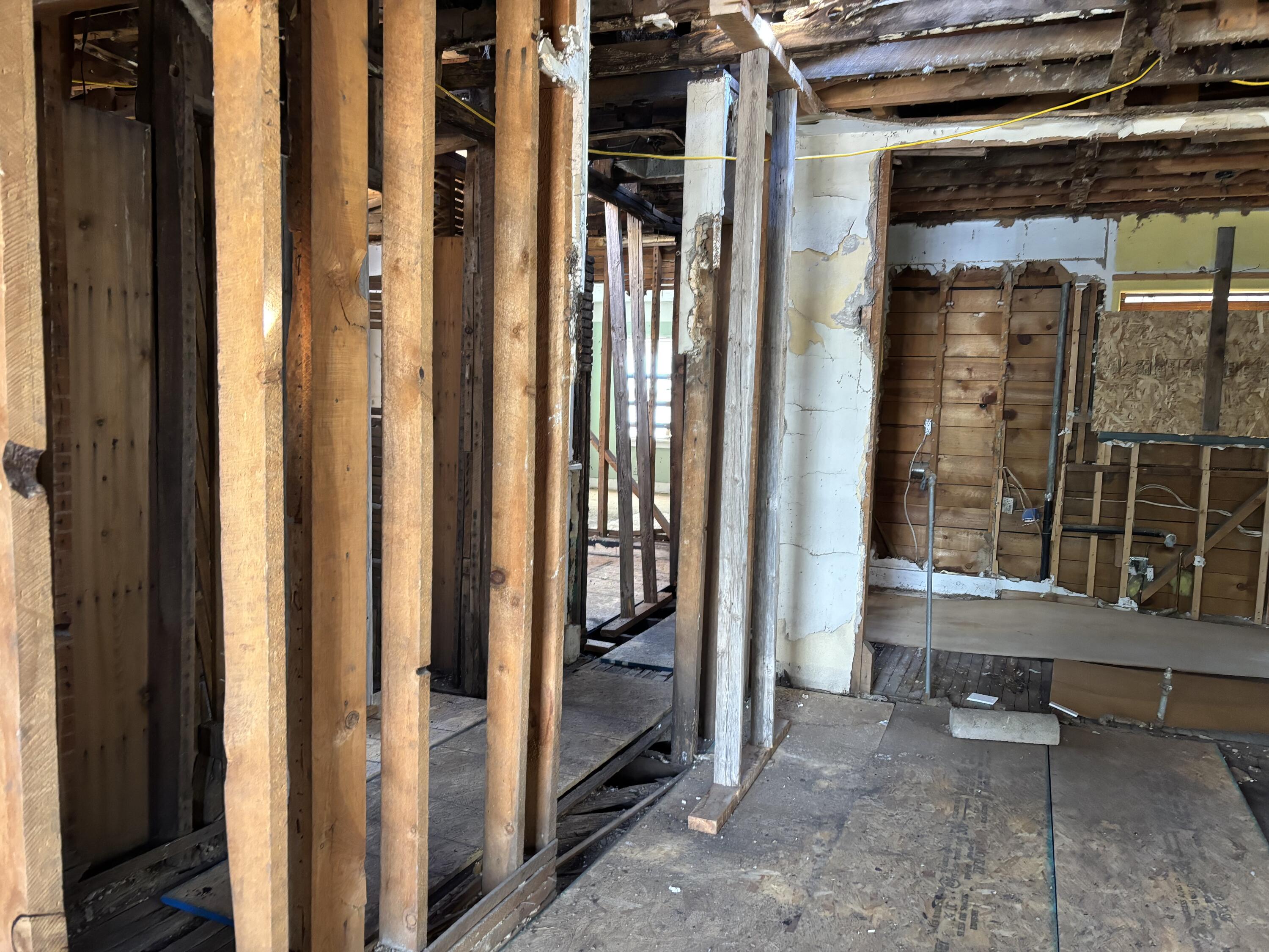 Photo 16 — 440 Amherst Drive NE