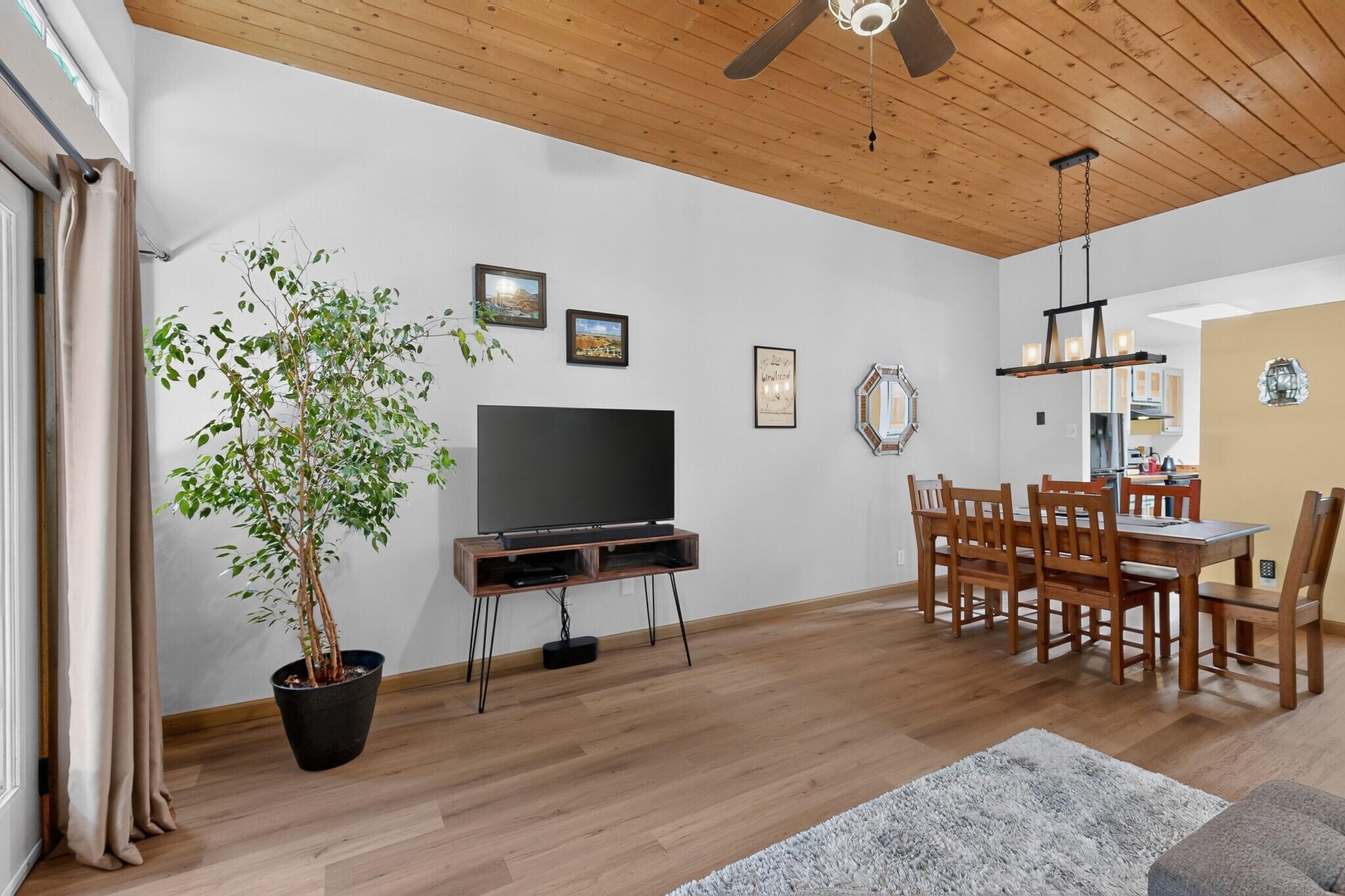 Photo 12 — 560 Berry Road NW