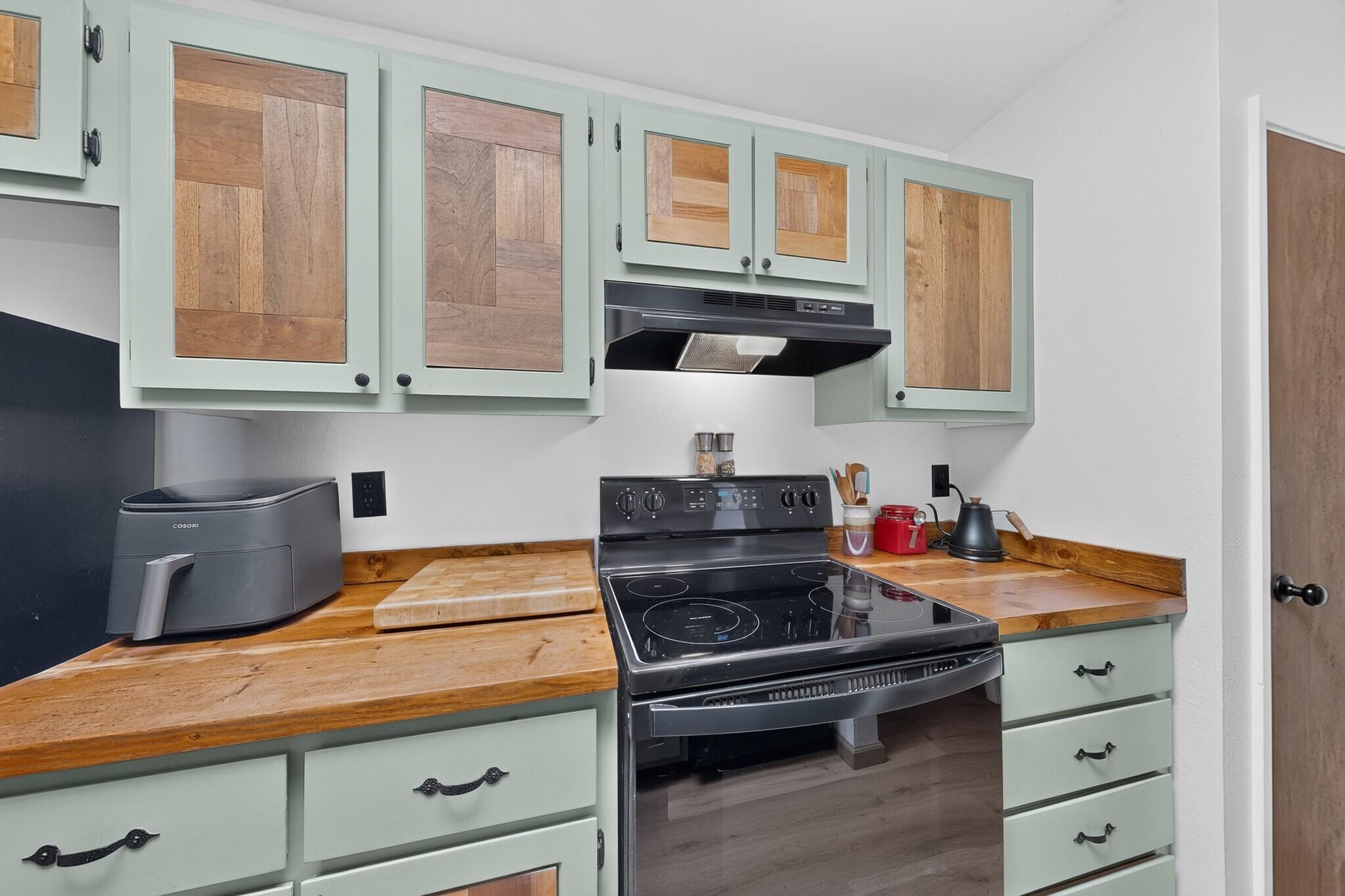 Photo 13 — 560 Berry Road NW