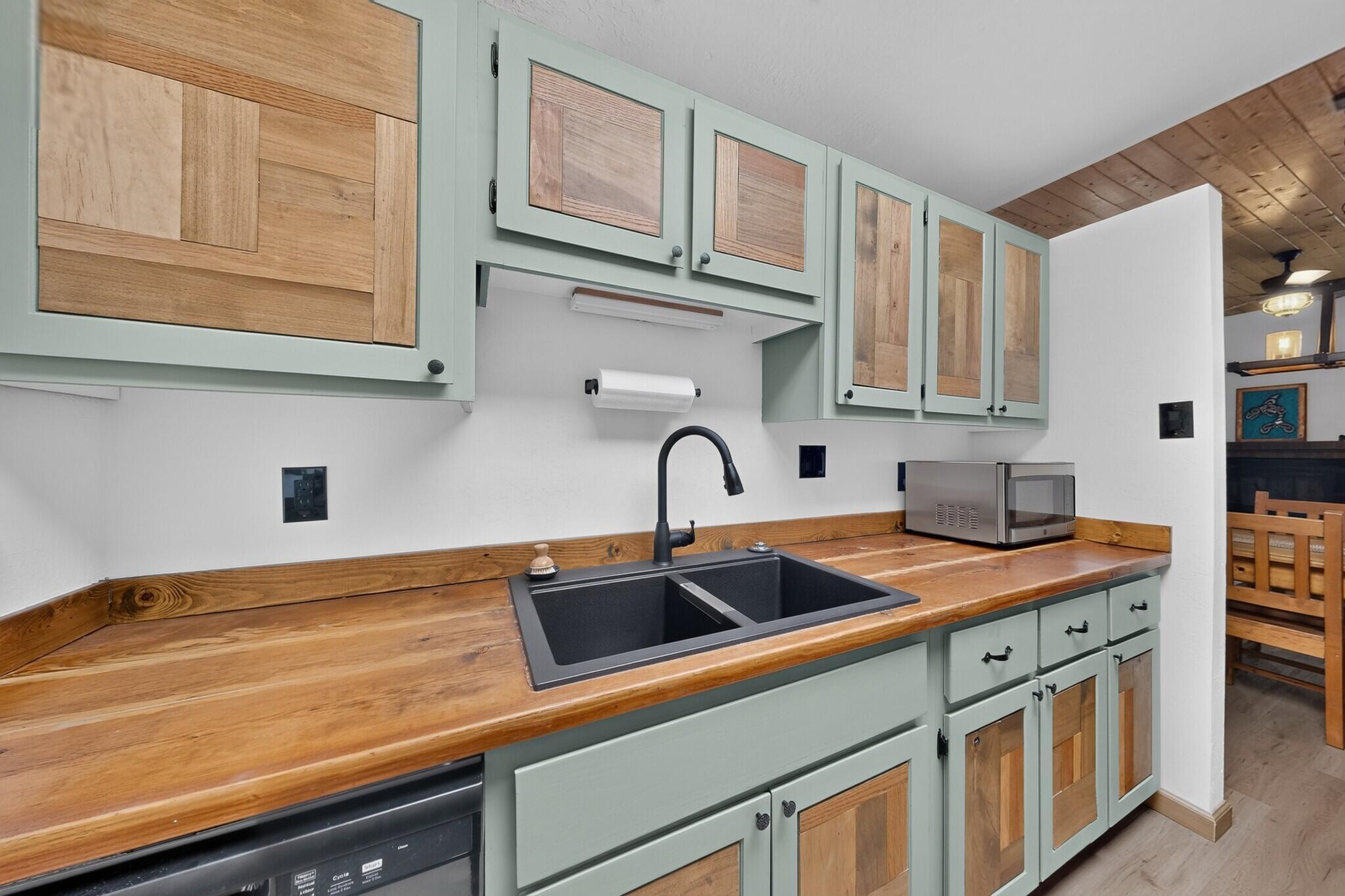 Photo 15 — 560 Berry Road NW