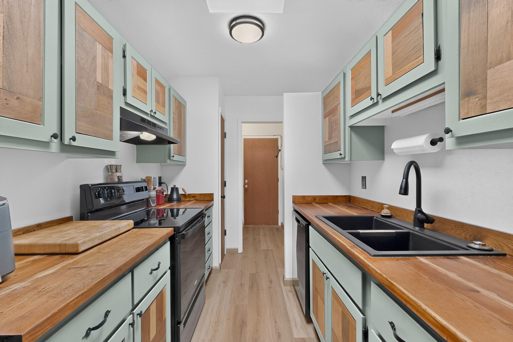 Photo 16 — 560 Berry Road NW