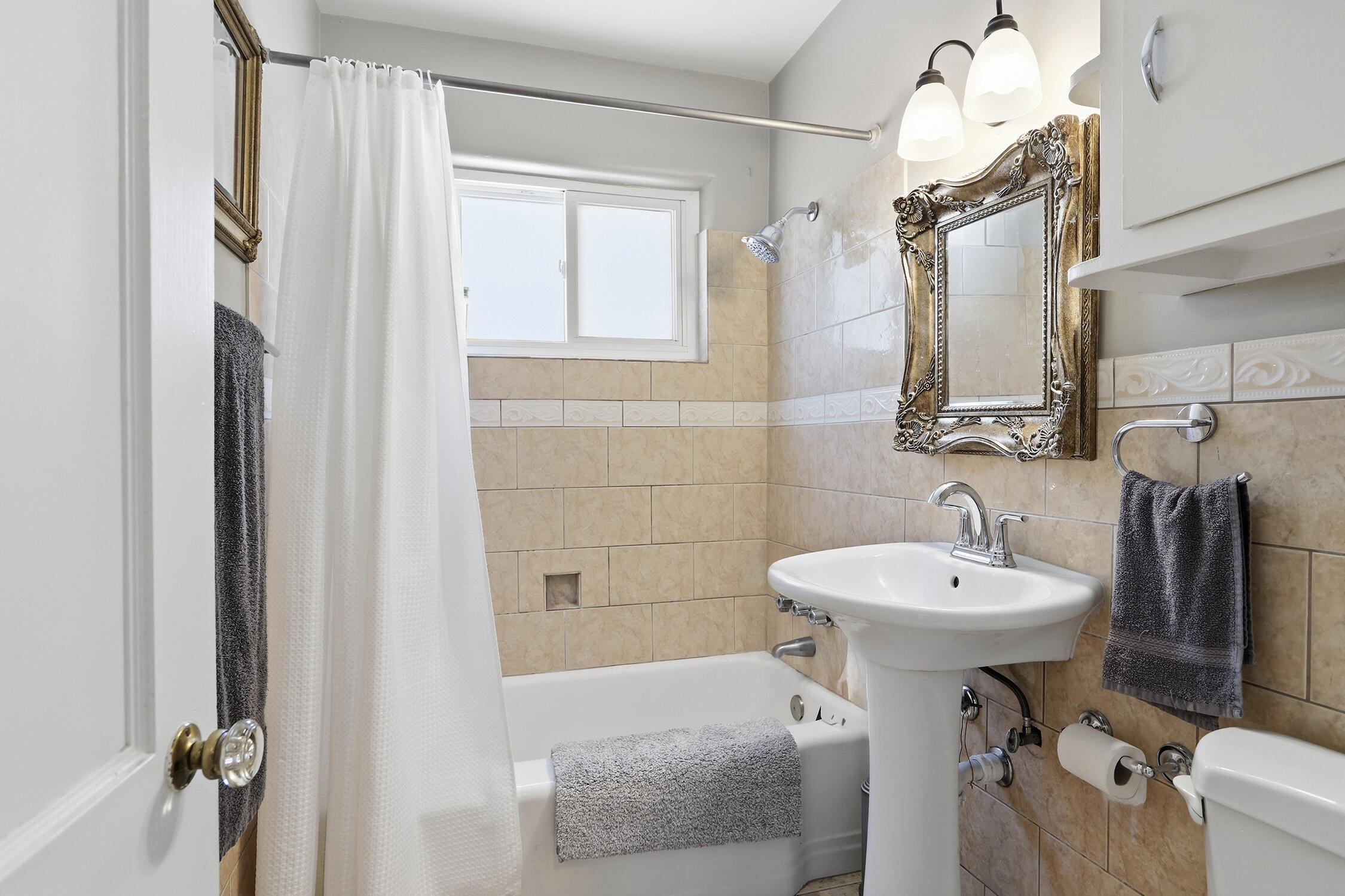 Photo 2 — 401 Aliso Drive NE