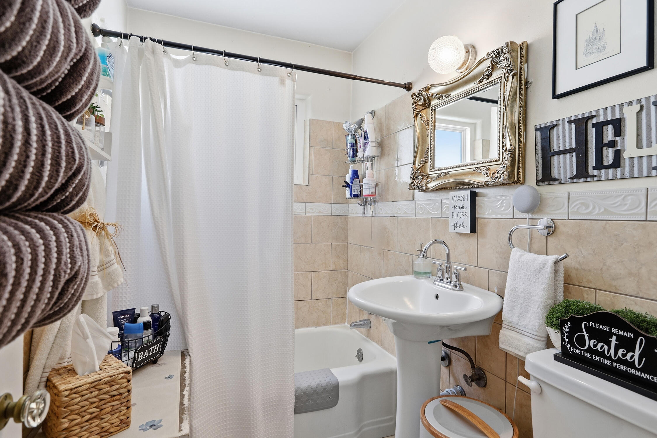 Photo 8 — 401 Aliso Drive NE