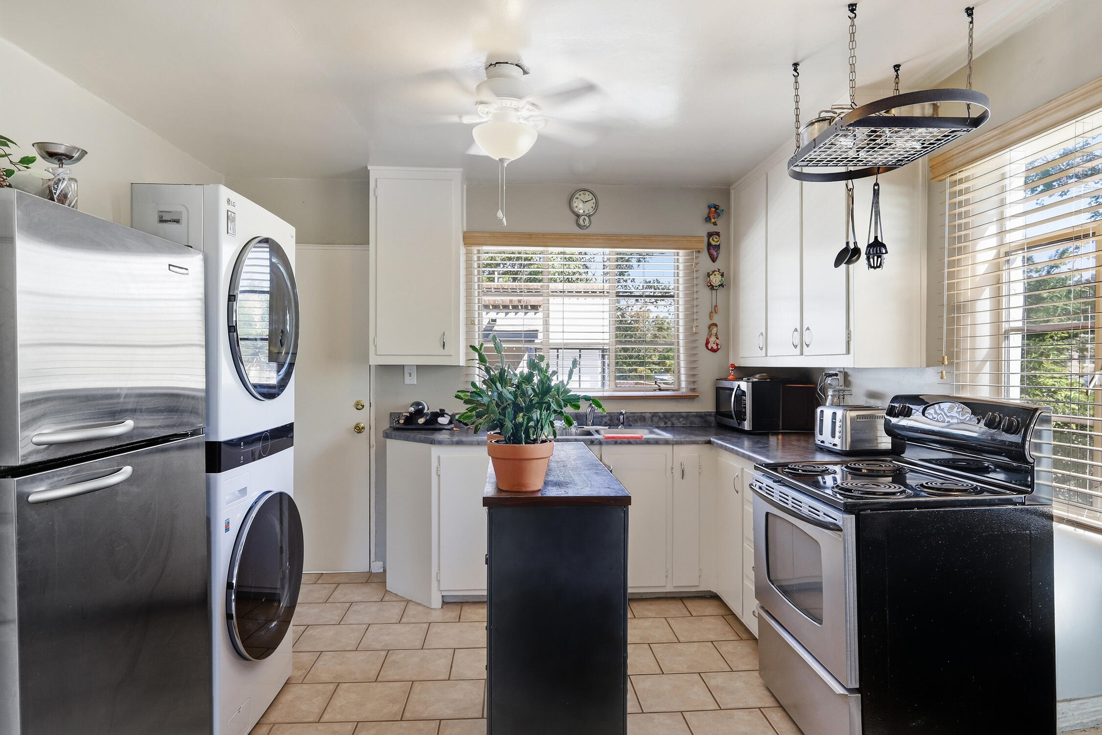 Photo 14 — 401 Aliso Drive NE