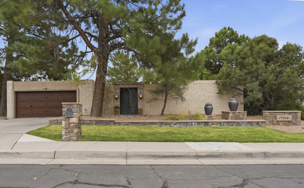 7504 La Madera Road NE