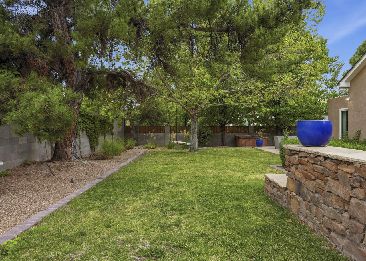 Photo 19 — 7504 La Madera Road NE